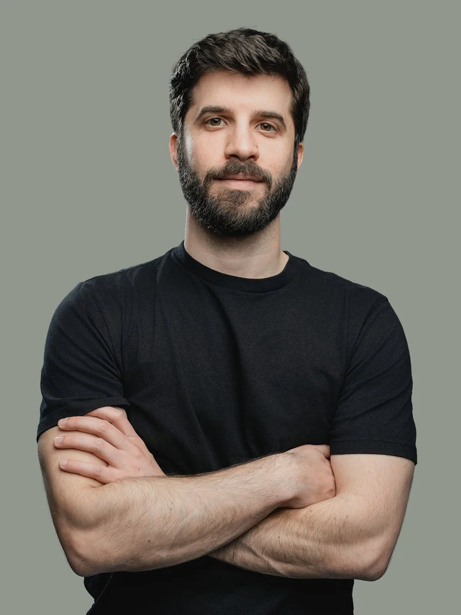 executive-portrait-nyc-man-black-shirt-green-background.jpg