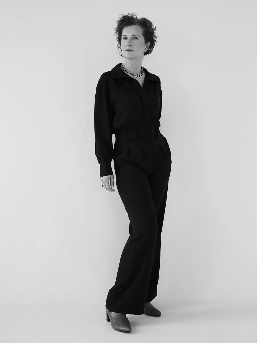 personal-branding-photography-nyc-woman-black-outfit-full-length-studio.jpg