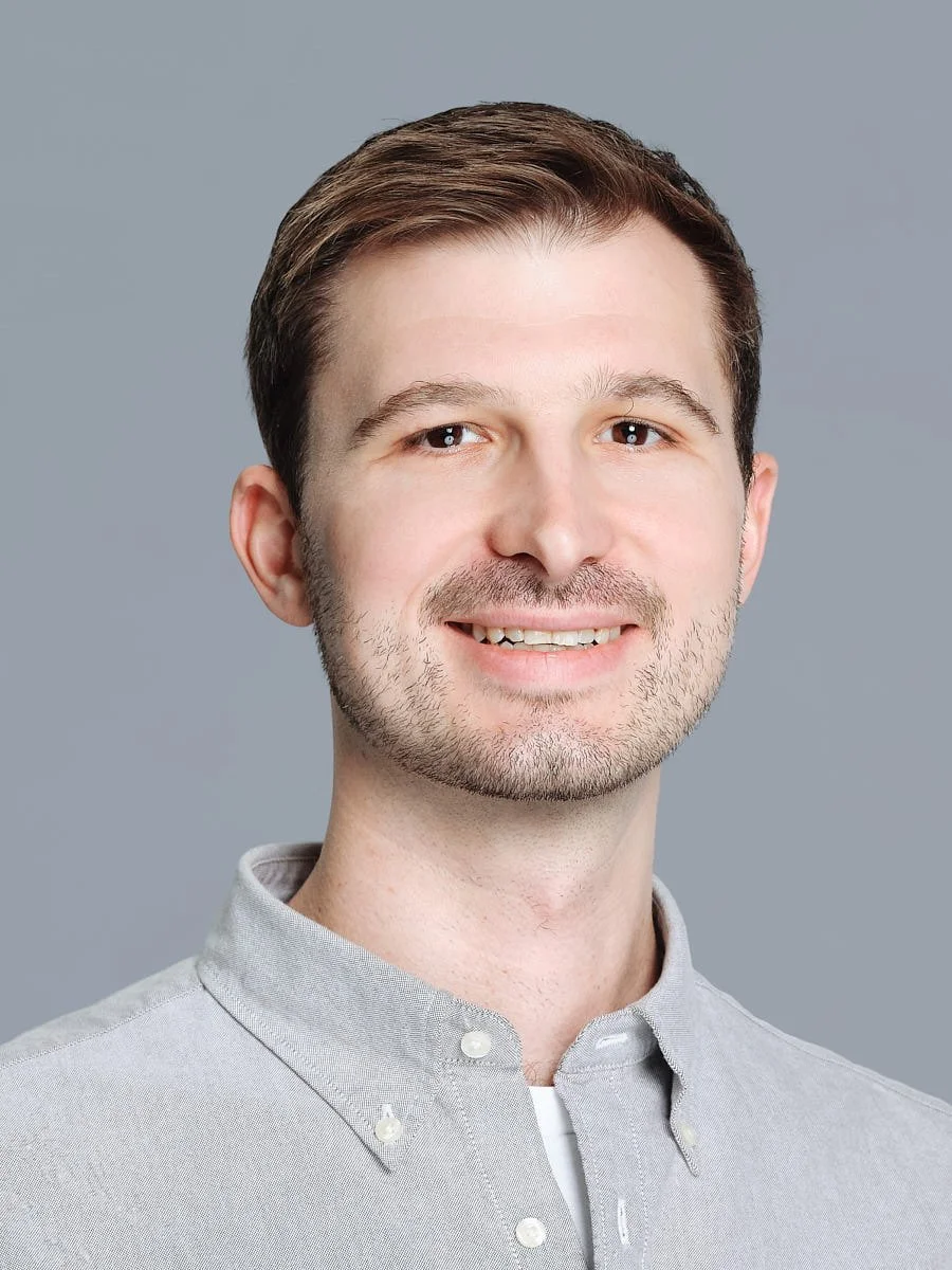 corporate-headshot-nyc-man-gray-shirt-light-background.jpg