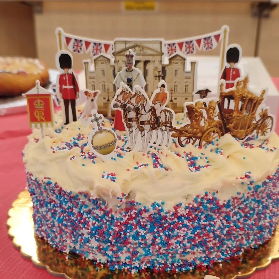 Cakes galore. We wonder who will be star baker 

#itsastneotsthing #bake-off #kingscoronation