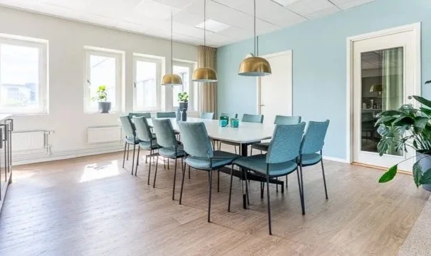 Matsal och gemensam samlingsyta på Viatels kontor i Stockholm med plats för luncher, möten och informella samtal.