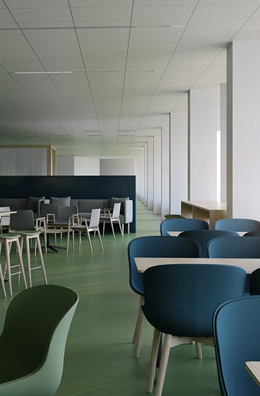 Inredning av kontor i Stockholm med lounge som har olika sorters sittande, fyrkantiga bord med karmstolar, soffor och barbord med barpallar.