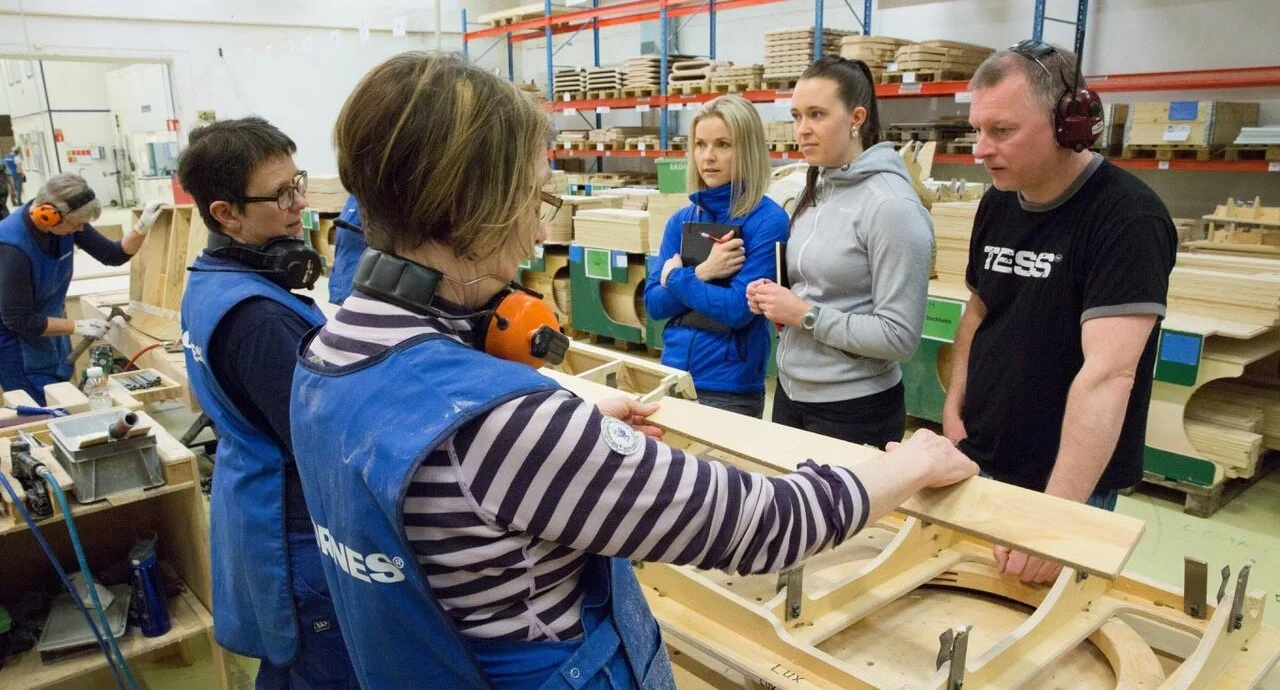 Ekornes byta ut høgt sjukefråvær med teamarbeid og gode samtalar