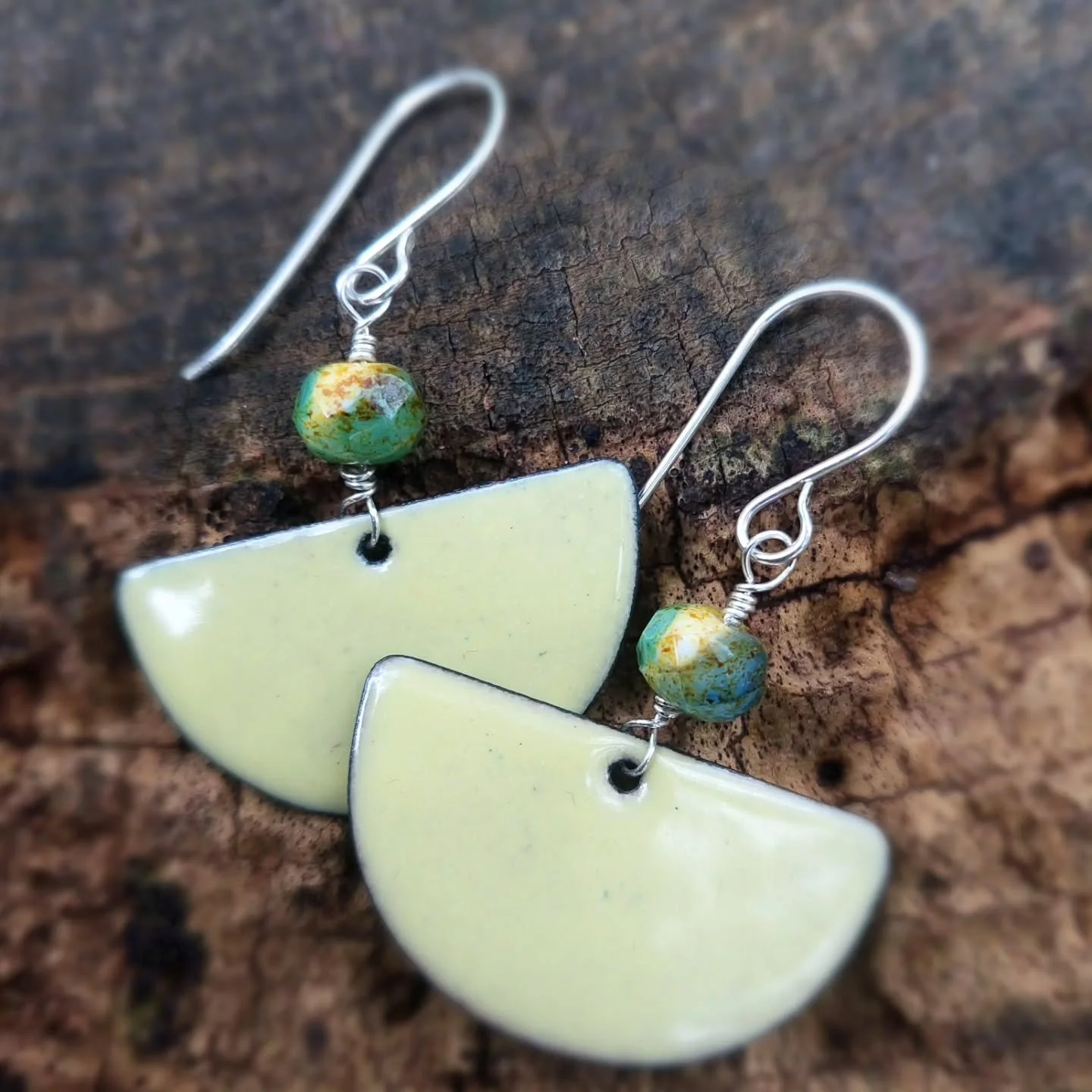 Spent the morning keeping warm by the kiln — it’s been a chilly one!
Made a little batch of enamel earrings, and I’m really happy with how the colours turned out. Super glossy and bright πππ©΅
They, and a few more, will be heading