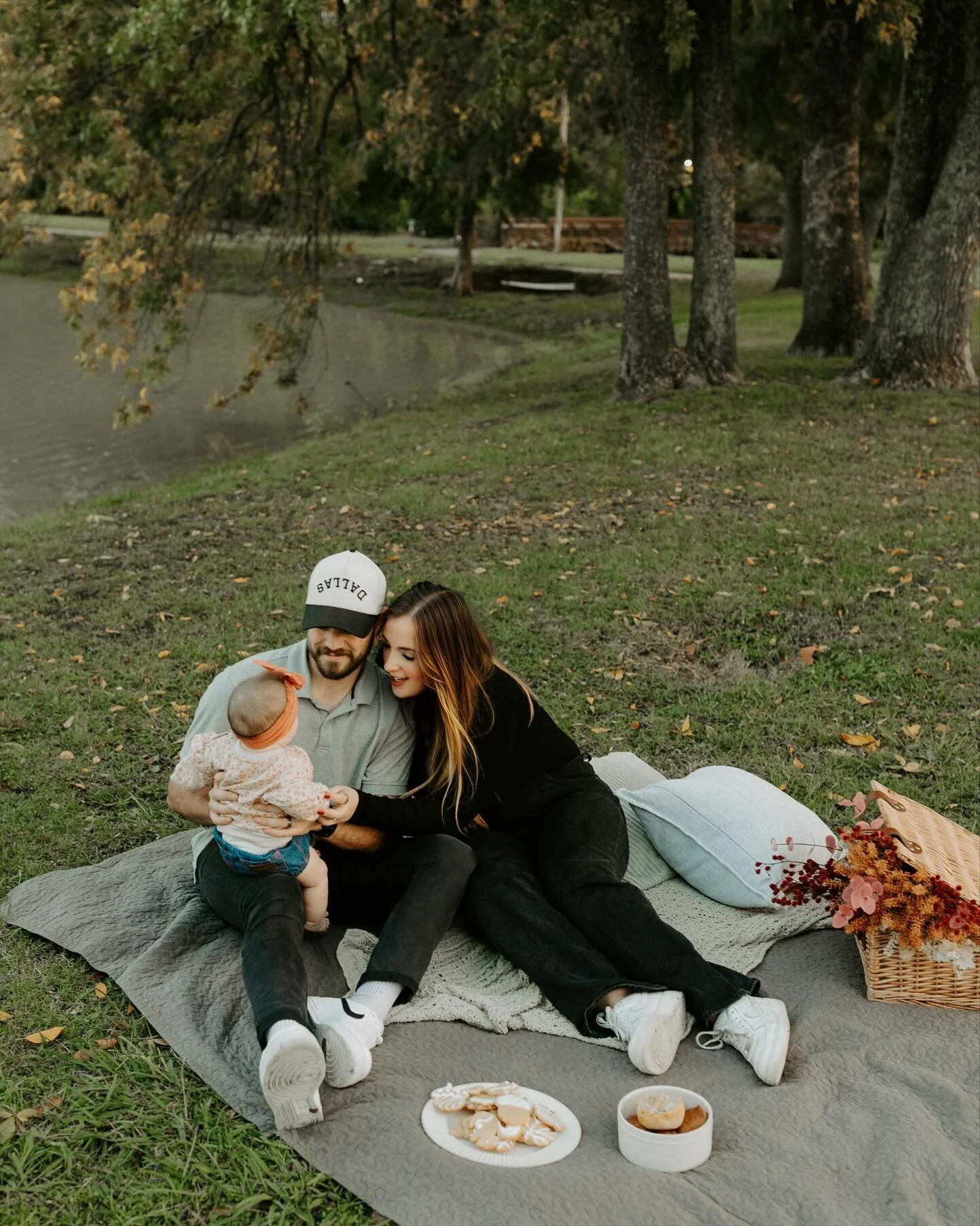 apple pies and chunky thighs 🥧🍁💫

Thank you @hannahruthphoto for capturing our little family this year!