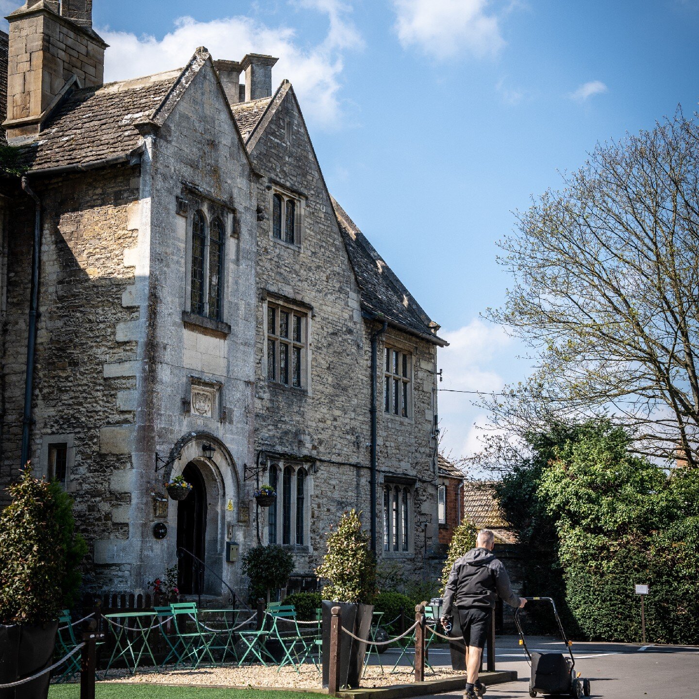 Calling all Stroud Locals!📣 Are you joining us at the Canal Spring Festival on Sunday, May 14th? 

This family-focused event is jam-packed with exciting activities for kids, arts and crafts, theatre performances, boat trips, live music, delicious fo