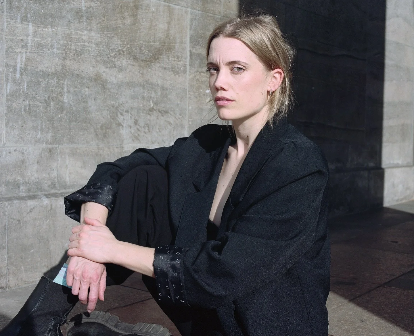 Hi, ich bin Katharina &ndash; ich bewege mich zwischen k&uuml;nstlerischer Praxis, Tanzvermittlung und Konzeptarbeit.  Performance ist f&uuml;r mich eine Sprache, um zu fragen, zu st&ouml;ren und zu verbinden.
Zeitgen&ouml;ssischer Tanz ist mein k&uu