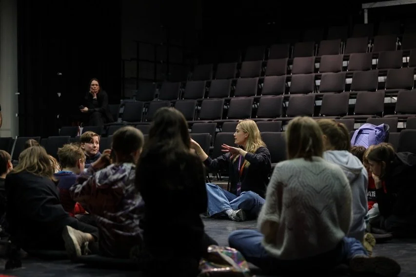 Eine bunte PURPLE-Woche liegt hinter uns 💜
 Dieses Jahr durfte ich intensiv in der &Ouml;ffentlichkeitsarbeit mitarbeiten, den Kontakt zu Schulen begleiten und Teil unseres gro&szlig;en Vermittlungsbereichs sein. Gemeinsam haben wir Vermittlungsform