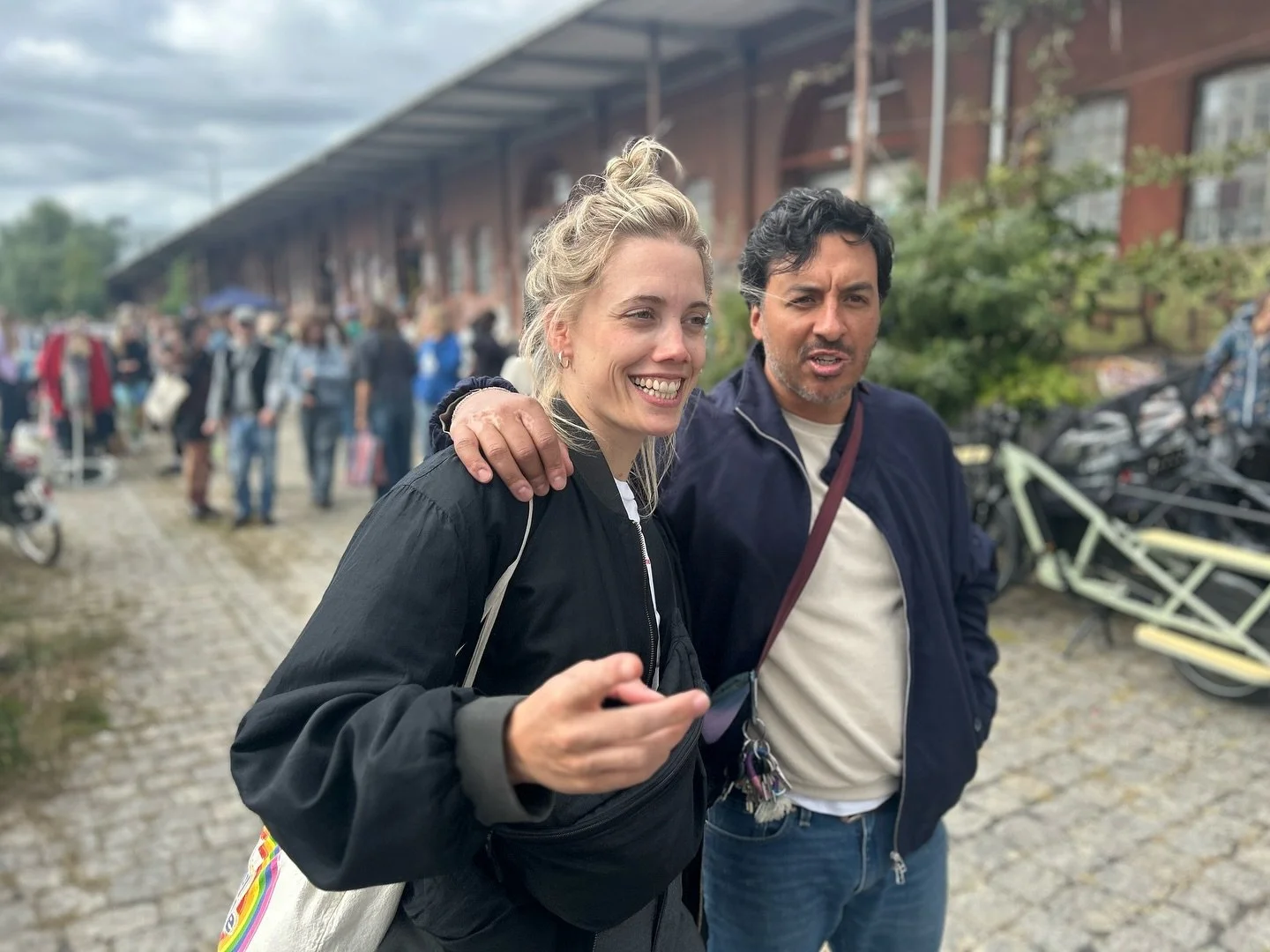 Seit mittlerweile 7 Jahren verbindet uns eine k&uuml;nstlerische Freundschaft und Zusammenarbeit. ✨ Wir inspirieren uns gegenseitig, tauschen Ideen aus und haben in dieser Zeit viele gemeinsame Projekte realisiert. Immer wieder hat Sebastian Musik f&