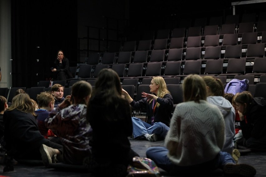 Eine bunte PURPLE-Woche liegt hinter uns 💜
 Dieses Jahr durfte ich intensiv in der &Ouml;ffentlichkeitsarbeit mitarbeiten, den Kontakt zu Schulen begleiten und Teil unseres gro&szlig;en Vermittlungsbereichs sein. Gemeinsam haben wir Vermittlungsform
