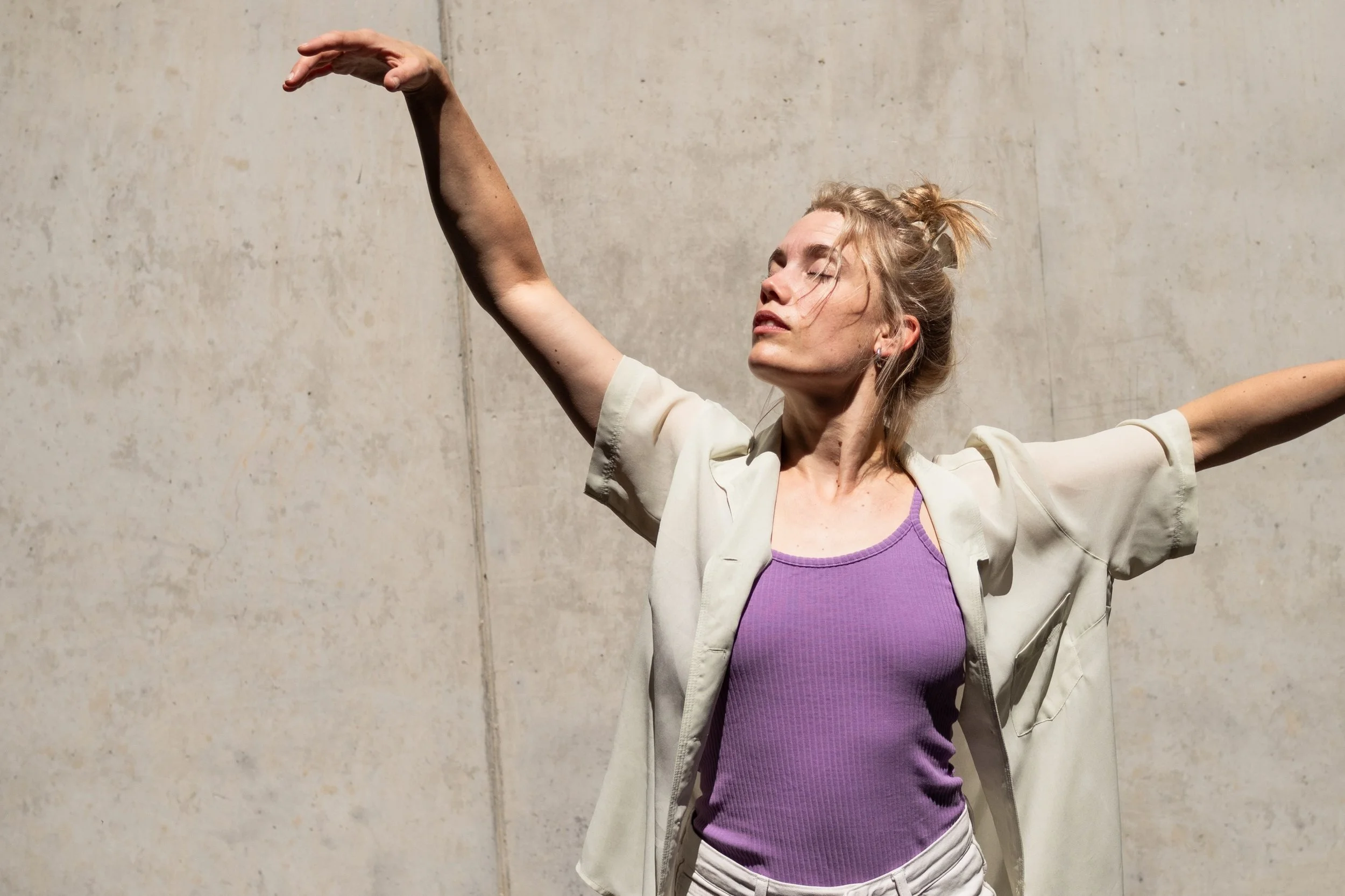 Shot a few weeks ago &ndash; today I&rsquo;m definitely looking for shade. Stay safe the next days 💜
How are you spending the heatwave weekend?🔥

#dancinginthesun #passion #dancer #berlindance 

Foto @kimlenas 🙏