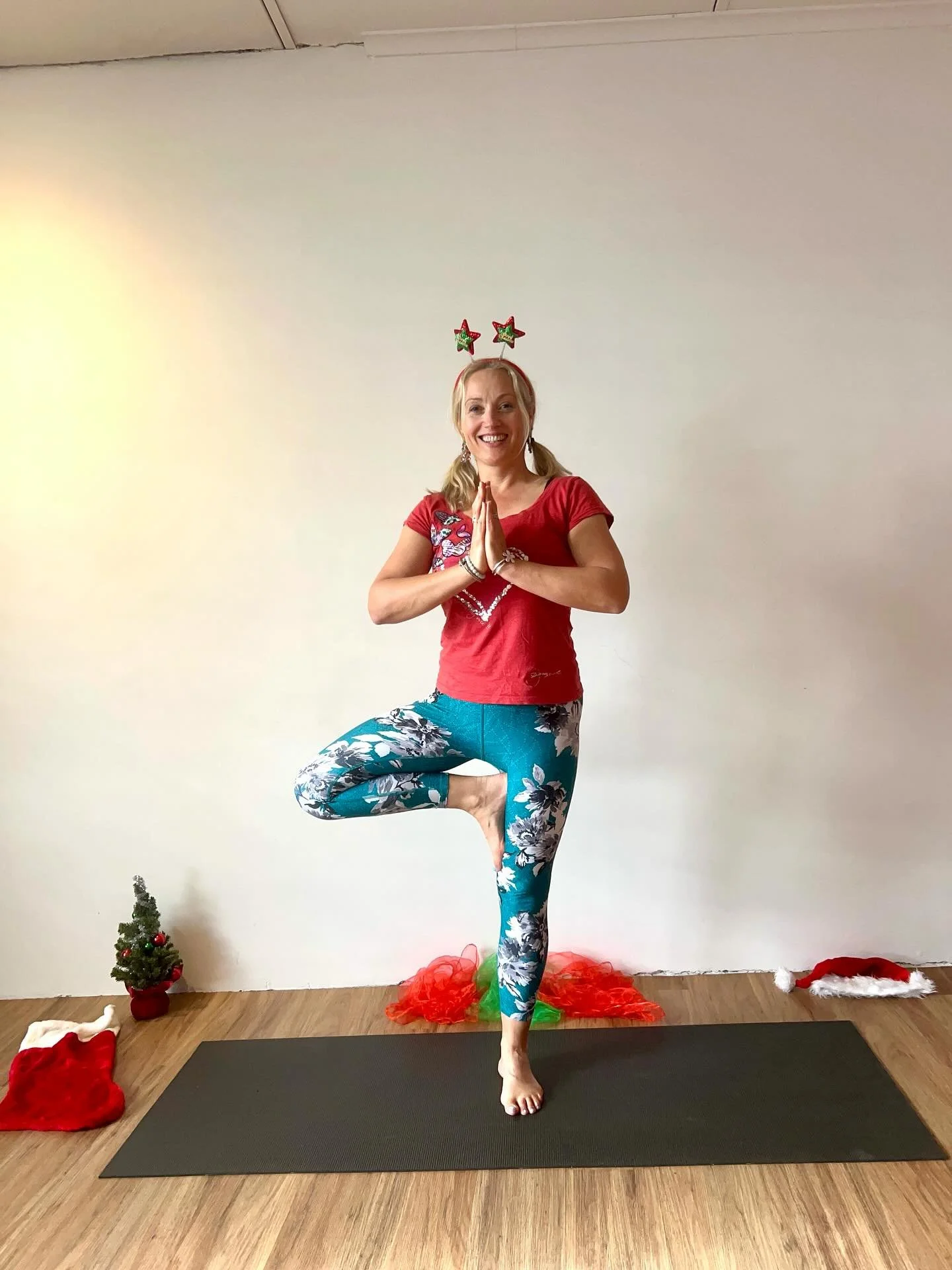 Sometimes it&rsquo;s hard to know who&rsquo;s having more fun - me or the kids in kids yoga! 
We all loved our Christmas themed 🎄final class of 2025 @mokshayogaaustralia 

As well as lots of fun with sleigh, reindeer, snow angels and Christmas tree 