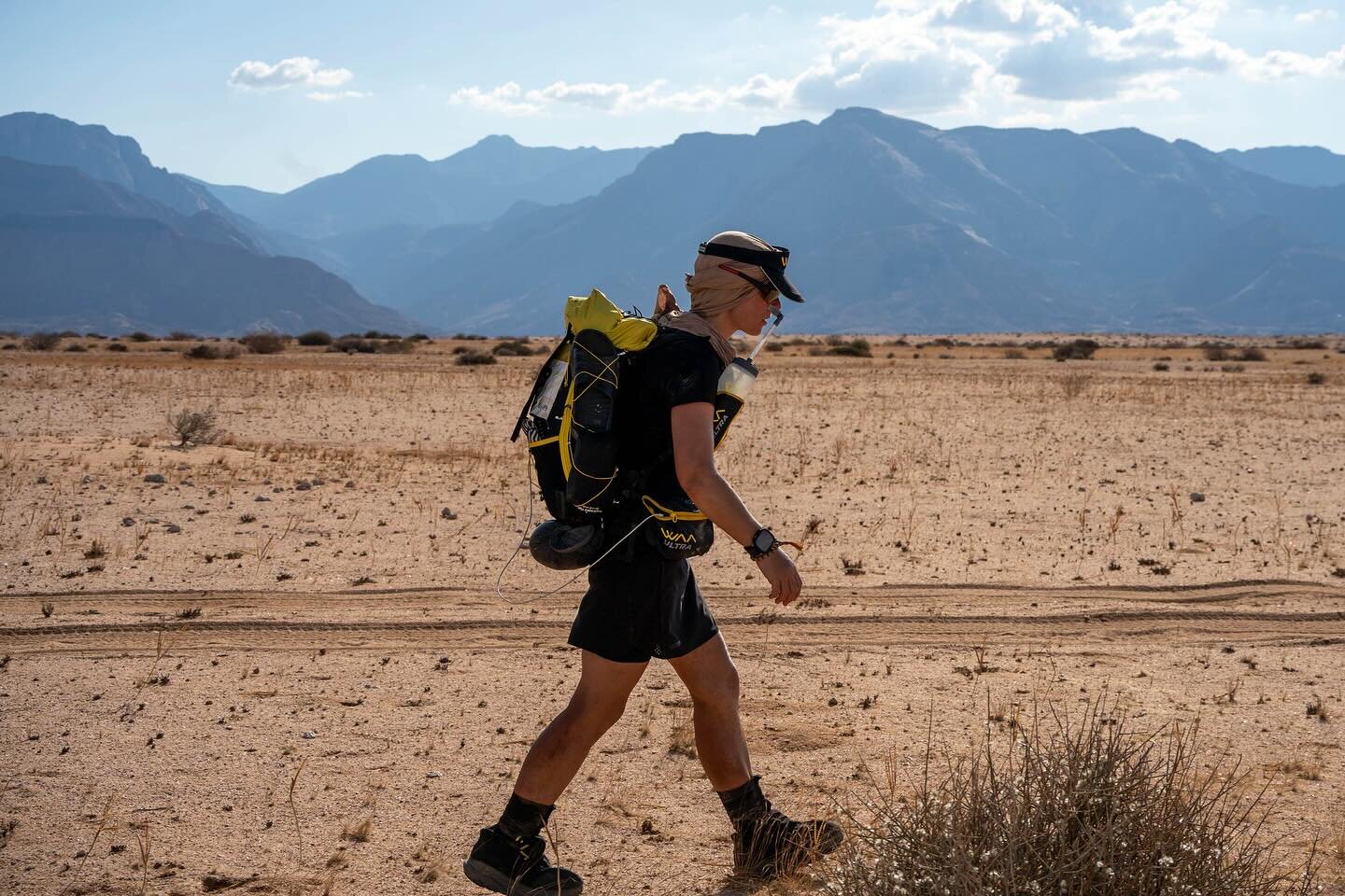 16. November 2023 - 16:44 Uhr Namib W&uuml;ste Namibia 🇳🇦

Ich bin seit 9 Stunden und 14 Minuten unterwegs und bereits seit vielen Stunden &uuml;ber 50&deg;C.

In meinem Kopf und in meinen Gedanken kann ich nur noch an Wasser, Schatten und Sitzen d