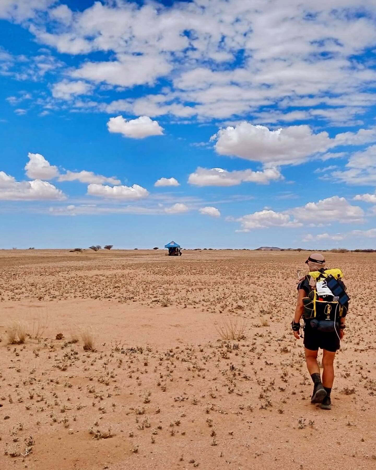 16. November 2023 15:05 Uhr - Namib Desert Namibia 🇳🇦

Die letzten Meter zu Check Point 4.
Die Temperatur ist an diesem Tag zum ersten Mal &uuml;ber 50&deg;C geklettert.
Es f&uuml;hlt sich an, als w&auml;re die Luft um mich bleiern schwer.
Meine Mu