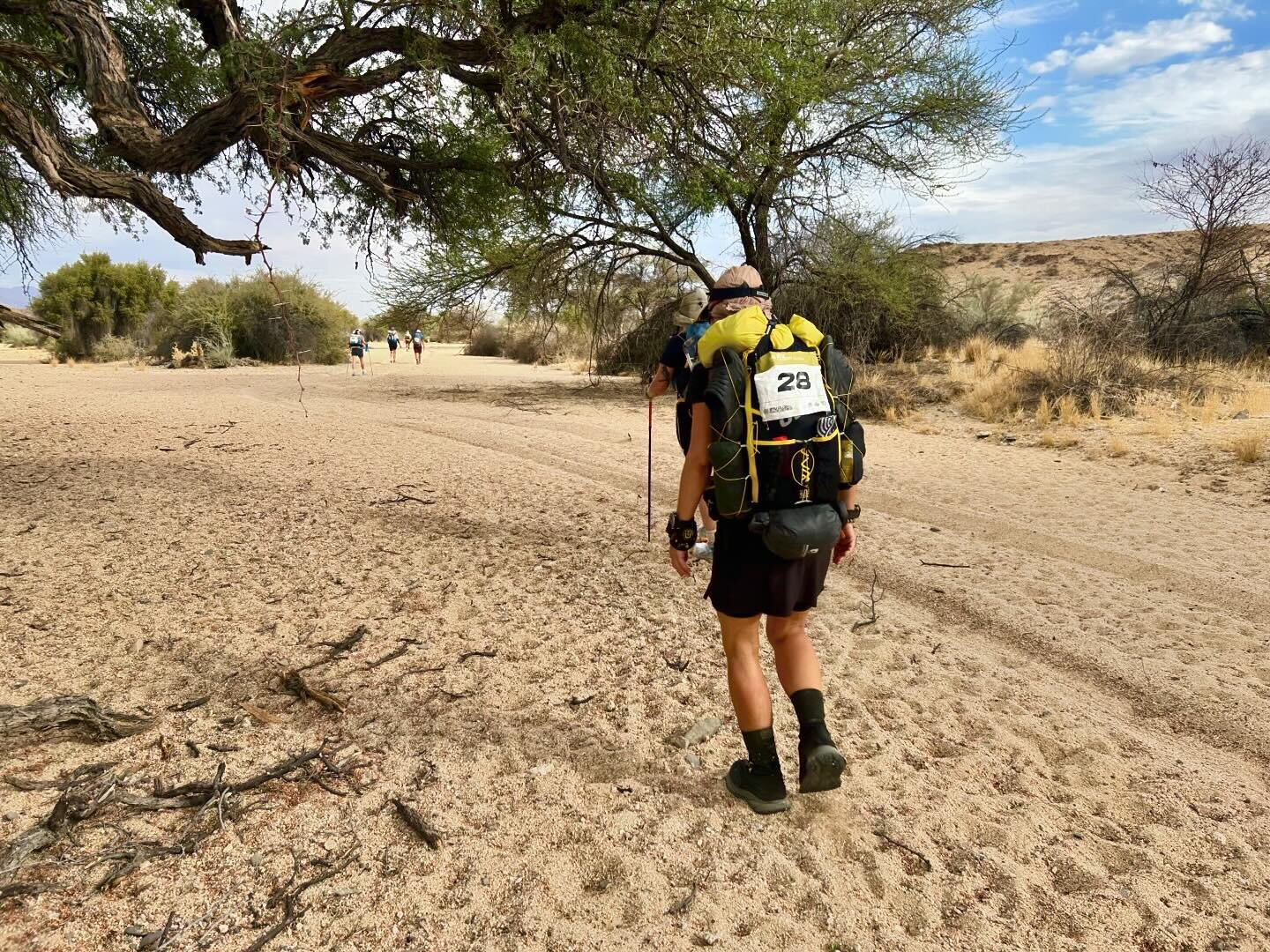 Wie f&uuml;hlt es sich an bei 51&deg;C einen Marathon mit &uuml;ber 10 kg Rucksack auf dem R&uuml;cken in der Namib W&uuml;ste zu laufen?

Eigentlich kaum zu beschreiben.

Trotzdem versuche ich diese Erfahrung in der 3. Folge meines Podcasts W&Uuml;S