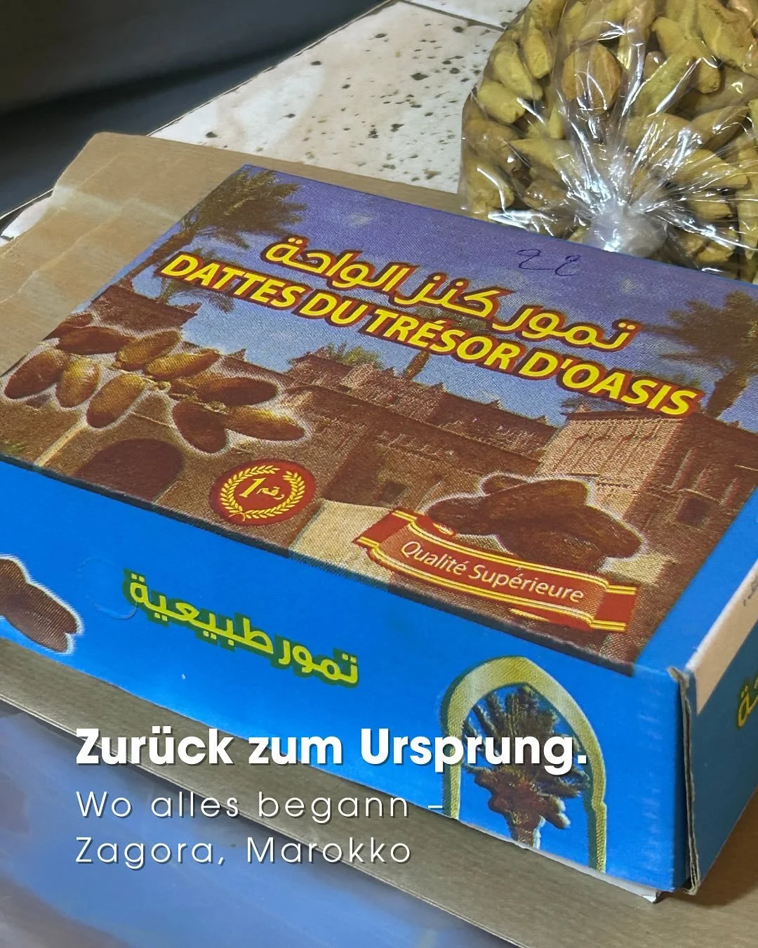 In Zagora habe ich meine ersten Datteln für die Wüste gekauft.
Kein Label. Kein Marketing. Nur Ursprung.
Brot der Wüste – Energie, die bleibt.
Von der Oase bis in jeden meiner Läufe.
Heute erinnere ich mich daran,
wo alle