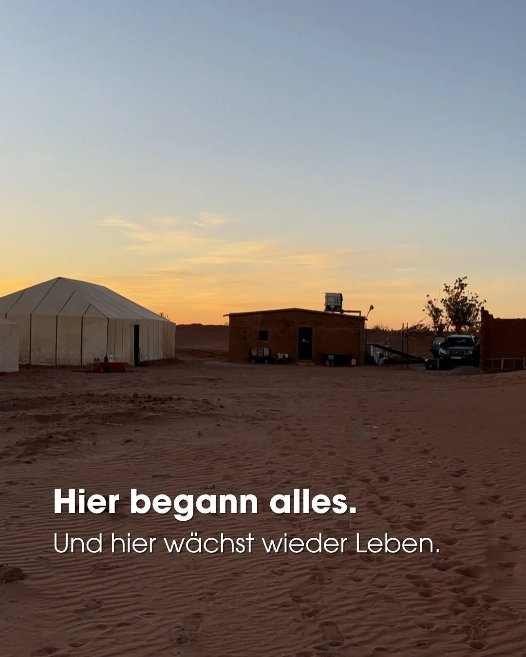 Zwischen Rückkehr und Aufbruch.
Ich bin zurück in Heidelberg –
aber mein Kopf, mein Herz
und ein Teil meiner Ausrüstung
sind noch dort: im Camp, in der Sahara.
Nach der Flut 2024 ist das hier wieder Leben geworden.
Der Brunnen