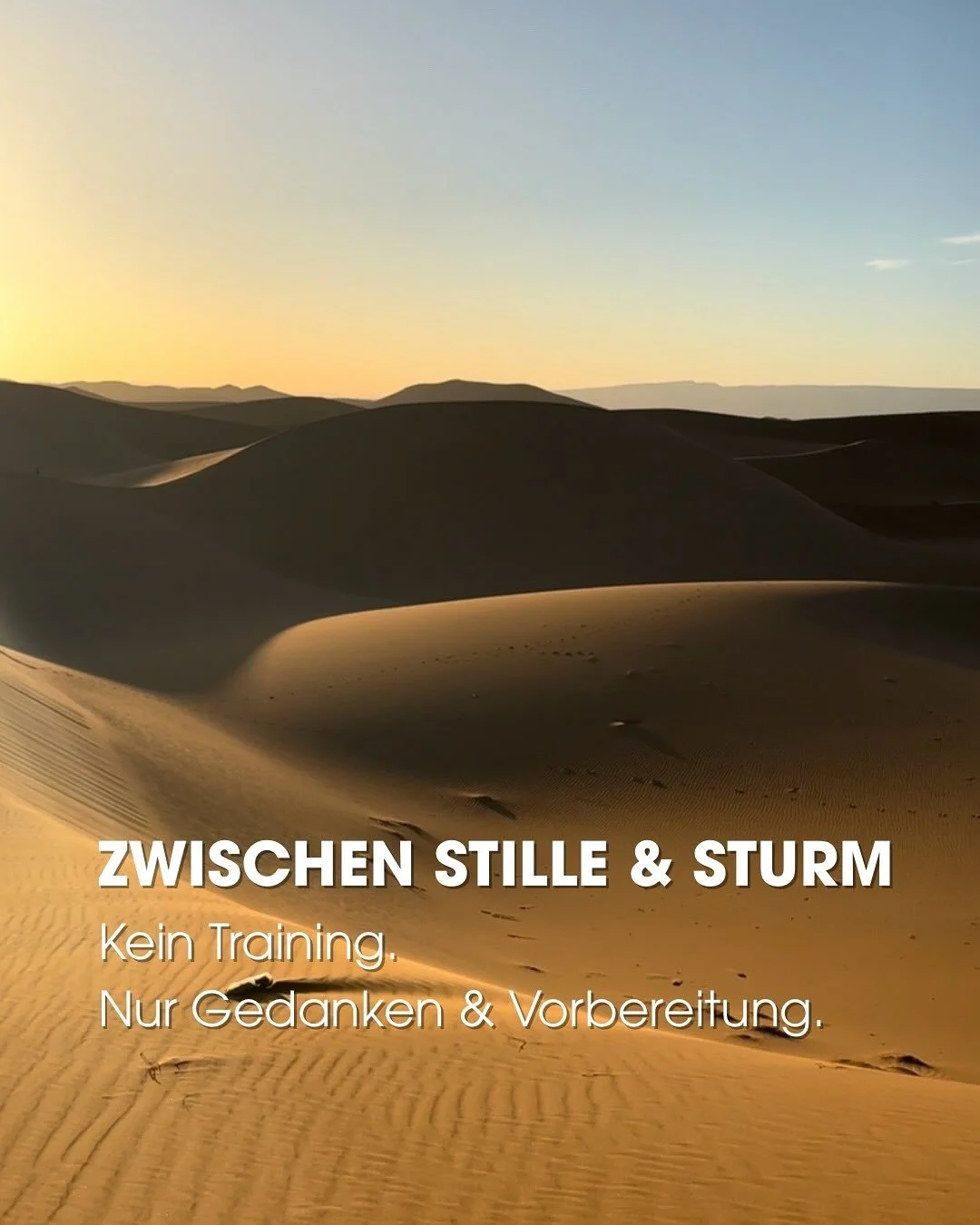 ZWISCHEN STILLE UND STURM
Heute kein Training.
Nur Gedanken – und Vorbereitung.
Noch vier Tage bis Jordanien.
Zweite Etappe des Global Desert Race.
Ich beginne nicht von vorn.
Ich gehe weiter.
Führe zu Ende, was im Mai offen blieb.
Sti
