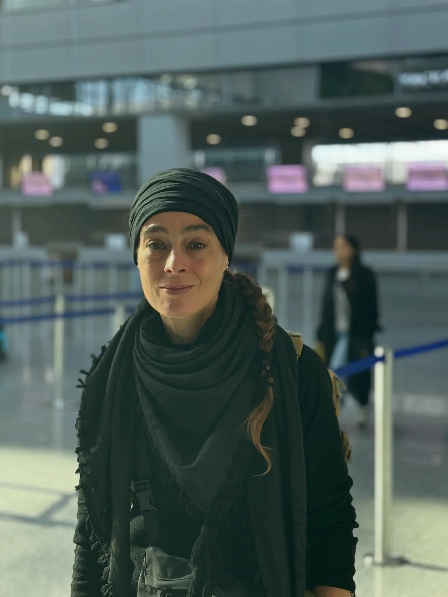 🏜️ Jordanien 2.0 🇯🇴 – Aufbruch
Es fällt mir schwer, loszugehen.
Diese Jahreszeit steht für Ruhe,
für Rückzug – nicht für Aufbruch.
Und doch ruft die Wüste.
Ich weiß, wie rau sie sein kann.
Wie st