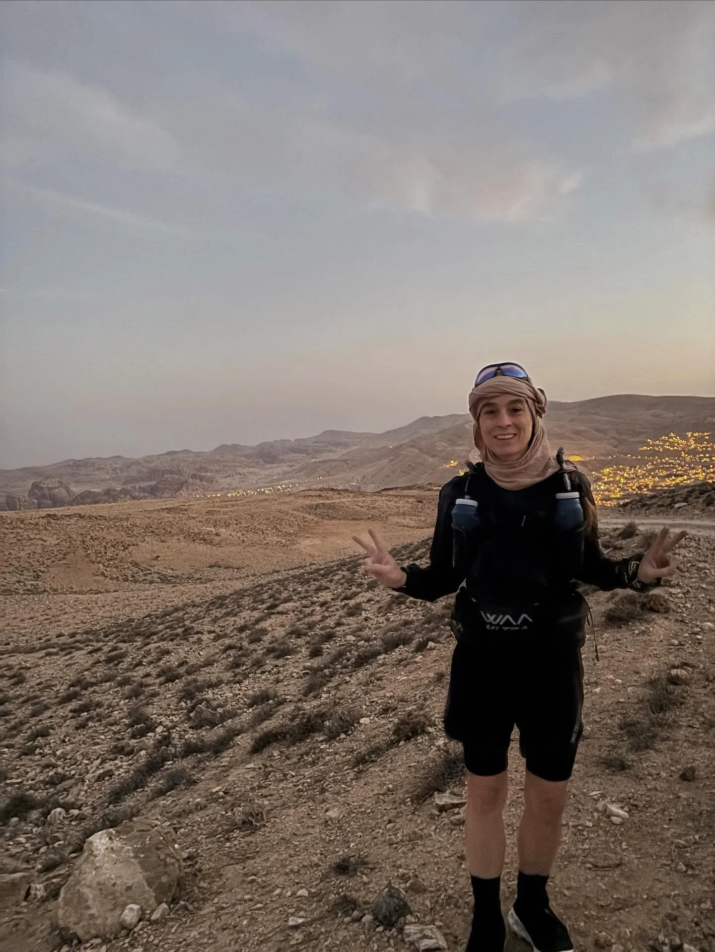 Start &ndash; Global Desert Race | Jordanien 2.0
Heute beginnt die zweite Etappe.
1.000 km durch Sand, Wind und Weite.
Kein Neuanfang &ndash; nur Weitergehen.
💧 Jordanien z&auml;hlt zu den wasser&auml;rmsten L&auml;ndern der Erde.
Ich laufe auch f&u