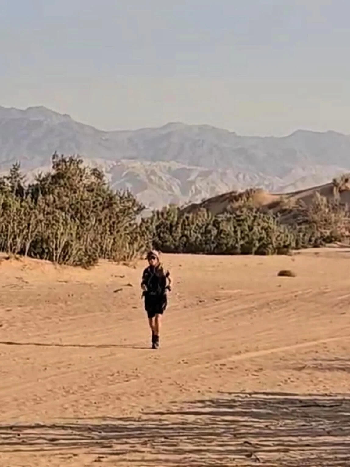 🏜️ Zur&uuml;ck aus Jordanien &ndash; und noch lange nicht fertig damit.

Dieses Land fordert mich mehr als jede andere W&uuml;ste.
Nicht nur k&ouml;rperlich &ndash; sondern auf einer Ebene, die tiefer geht.

Ich bin durch das Wadi Araba gelaufen:
du