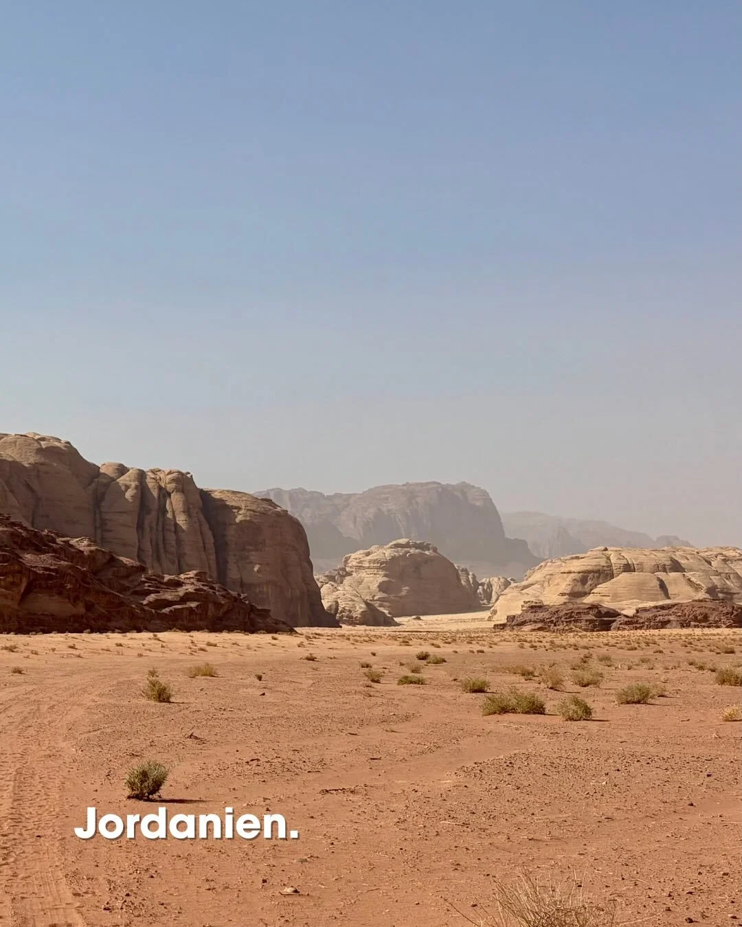Jordanien ist kein Ort.
Es ist eine Linie, die tr&auml;gt und pr&uuml;ft.

Ich gehe zur&uuml;ck, weil meine Geschichte dort nicht endet.
2026 wird ein Kapitel, das bleibt.

📍 Wadi Rum &ndash; Wadi Araba &ndash; Dead Sea Desert
🧭 1.350 km World Reco