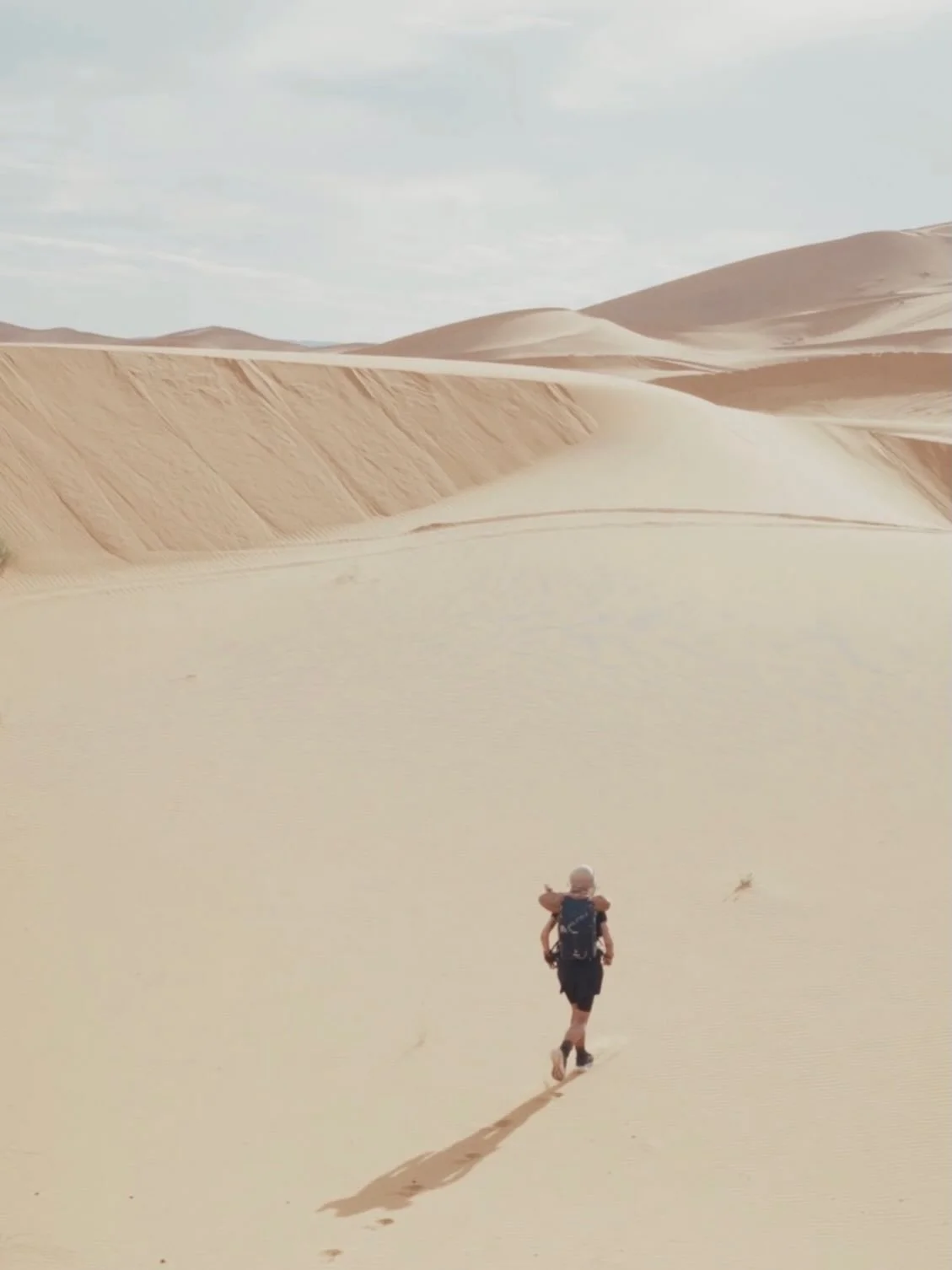 Die W&uuml;ste ruft &ndash; und ich kehre zur&uuml;ck.
Nicht aus Mut.
Sondern weil sie nicht l&uuml;gt.