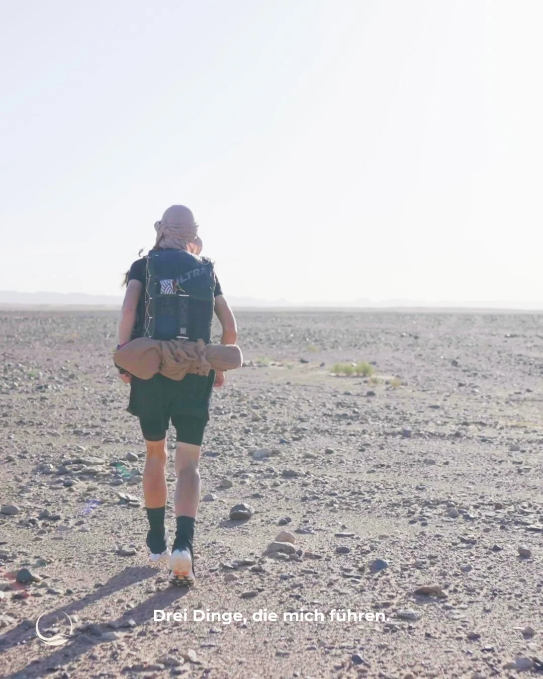 Drei Dinge, die mich f&uuml;hren.
Nicht laut.
Wie ein Kompass im Sturm:
Schlicht. Zuverl&auml;ssig.

Richtung vor Stimmung.
Versorgung ist Pflicht.
Konsequenz schl&auml;gt Talent.

Ich &uuml;be das. Jeden Tag.

#globaldesertrace #w&uuml;stenlauf #ult