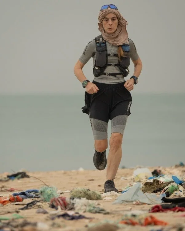 Wenn Sand auf Regen trifft.

Zwei Welten. Zwei Perspektiven. Ein gemeinsames Ziel: Resonanz.

Unsere gemeinsame Reise begann 2024 im Senegal, als ich in der kleinsten W&uuml;ste der Welt lief - der Lompul. Markus @markusmauthe hielt dort mit seiner K