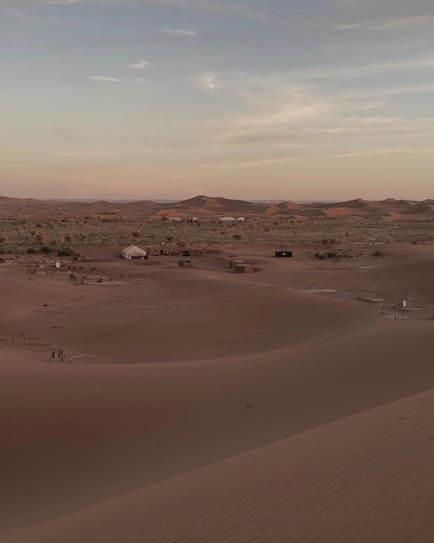 Der Erg Chegaga in der Sahara ist kein leerer Raum.
Er ist mein Spiegel.

Wenn ich dort eintauche, wenn ich mich zu 100 % darauf einlasse, blicke ich ungefiltert auf mich selbst.
Hier verschieben sich die Regeln.
In meiner Welt herrscht oft die Illus