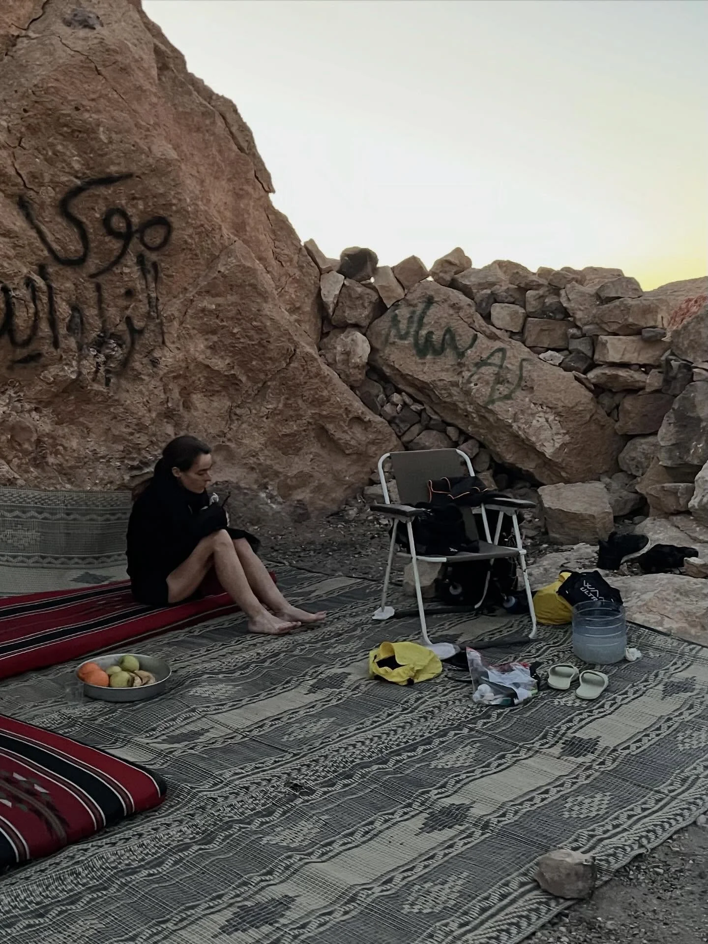 Am Ende dieses ersten Tages sa&szlig; ich an diesem Ort.

Jordanien.
Zweite Etappe meines Global Desert Race.

71 Kilometer.
&Uuml;ber 1.900 H&ouml;henmeter.
&Uuml;ber 11 Stunden unterwegs.

Nicht nur ersch&ouml;pft, sondern konfrontiert.

Mit etwas,