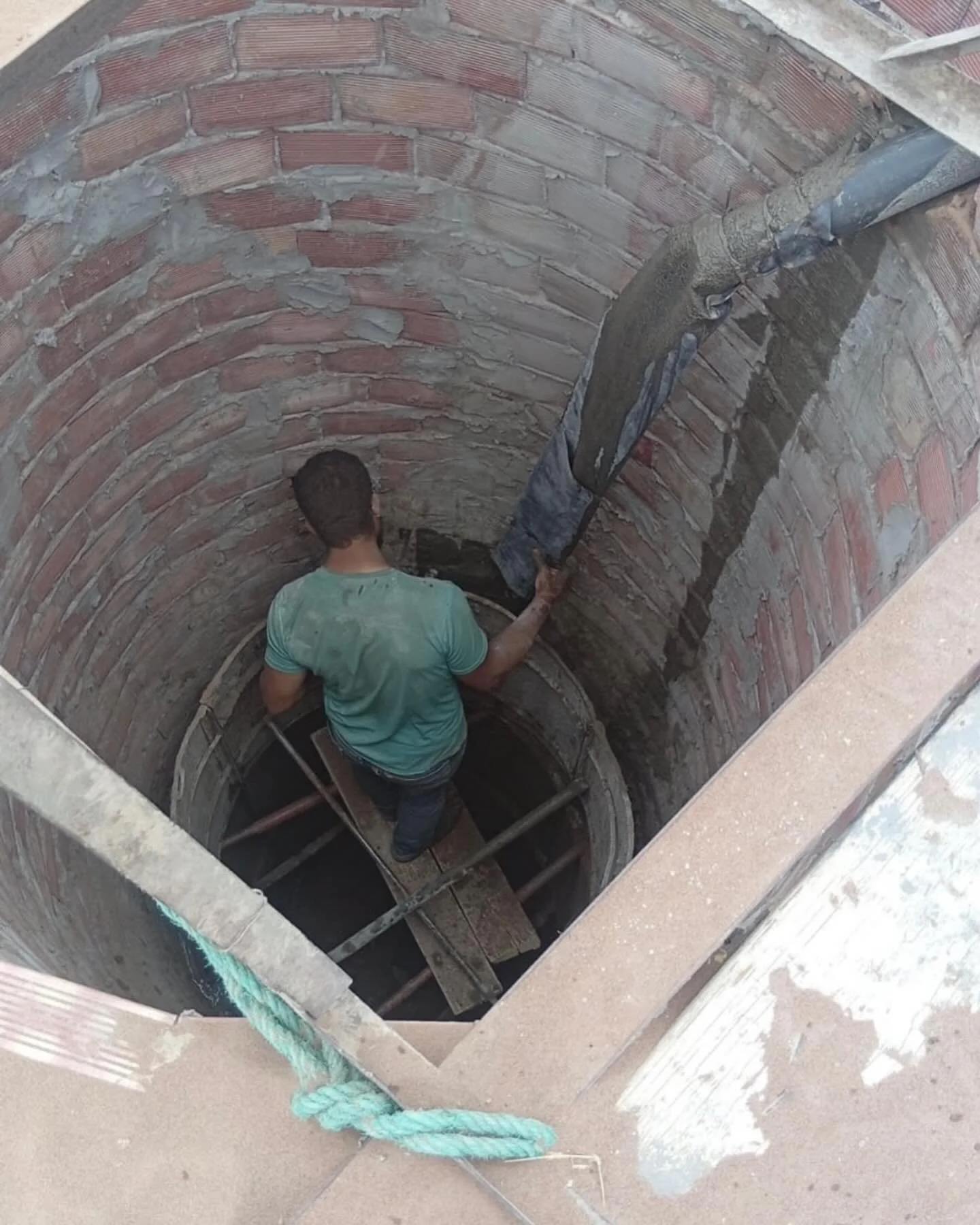 Ohne Wasser &ndash; kein Leben.

In der W&uuml;ste ist das nicht einfach nur ein logischer Satz, sondern etwas, das jeden einzelnen Tag sp&uuml;rbar wird.

In Erg Chegaga wird am Brunnen weitergearbeitet, weil genau dort sichtbar wird, wie existenzie