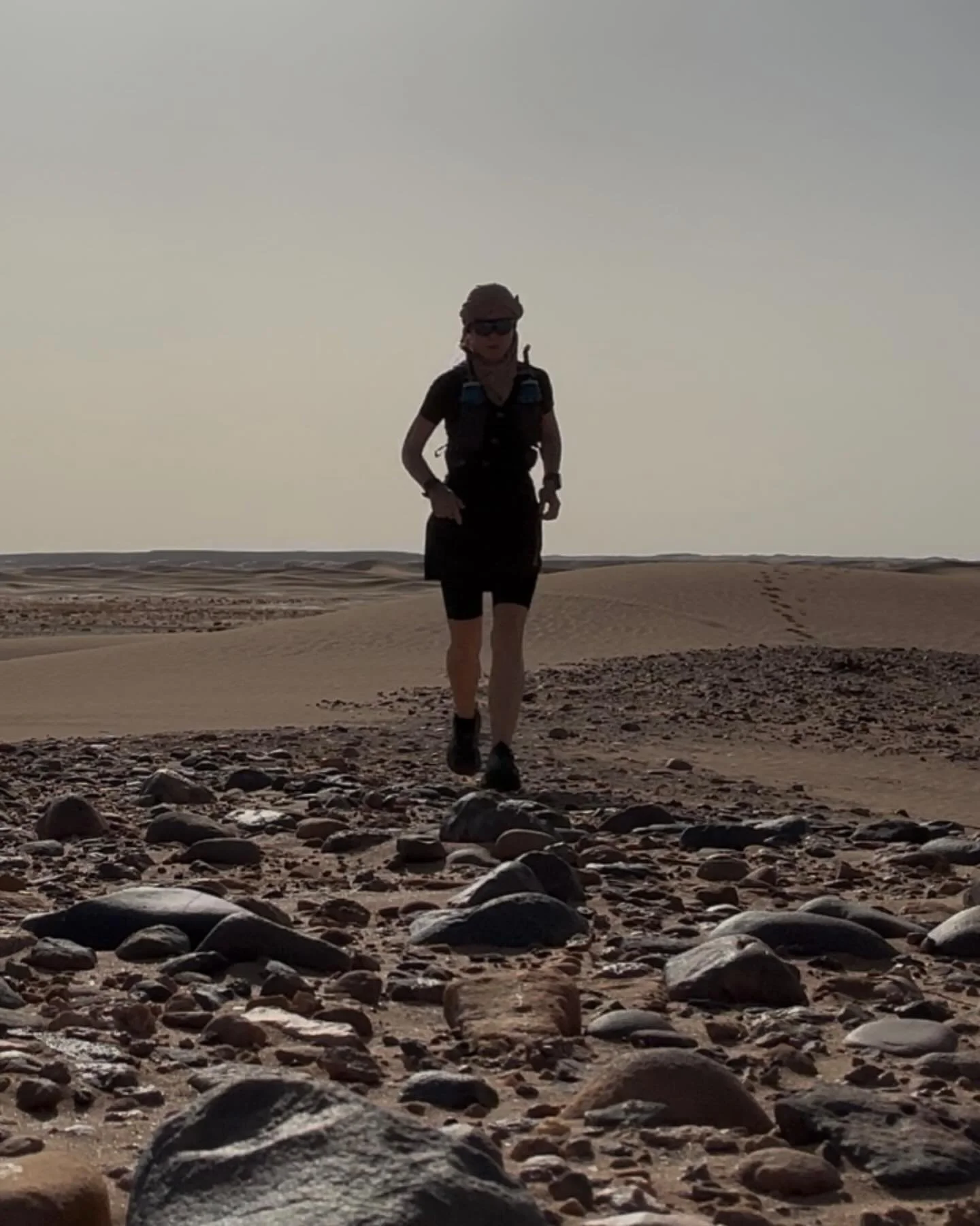 Tag 7 in der Sahara.

Heute Morgen wieder fr&uuml;h 20 Kilometer.

Gestern war Tag 3 meiner Weltrekord-Simulation.

Eigentlich hatte ich eine zweite Laufeinheit geplant. Am Abend war es aber immer noch extrem hei&szlig;. Dazu kamen starke Windb&ouml;