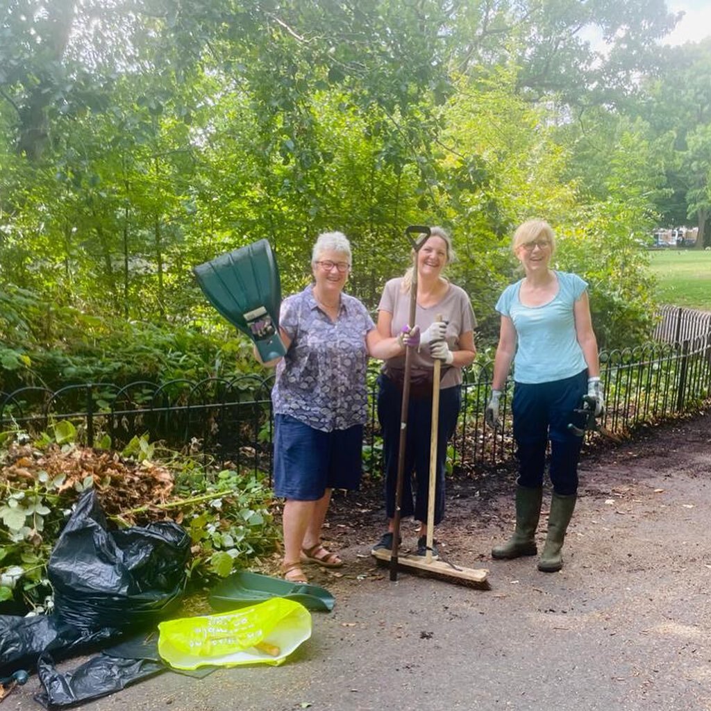 We were busy again on Saturday! Our volunteers were out in full force making the most of the last of the summer days. The WI ladies were trimming the hedges around the lake while Jay and her green fingered gang were making the community garden beauti