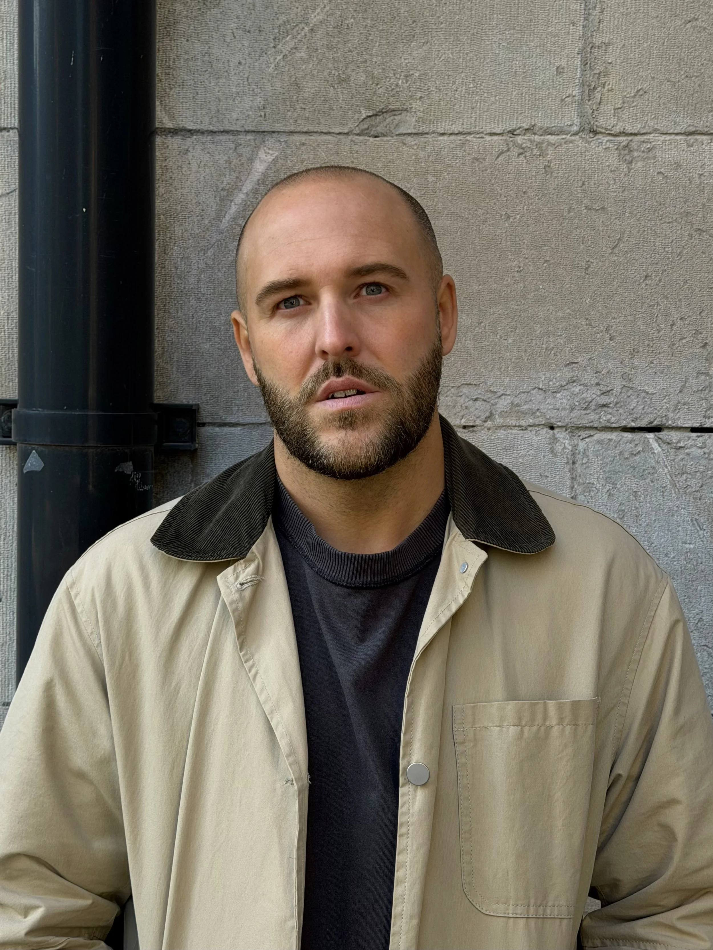 Robin Kvarnström i beige jacka