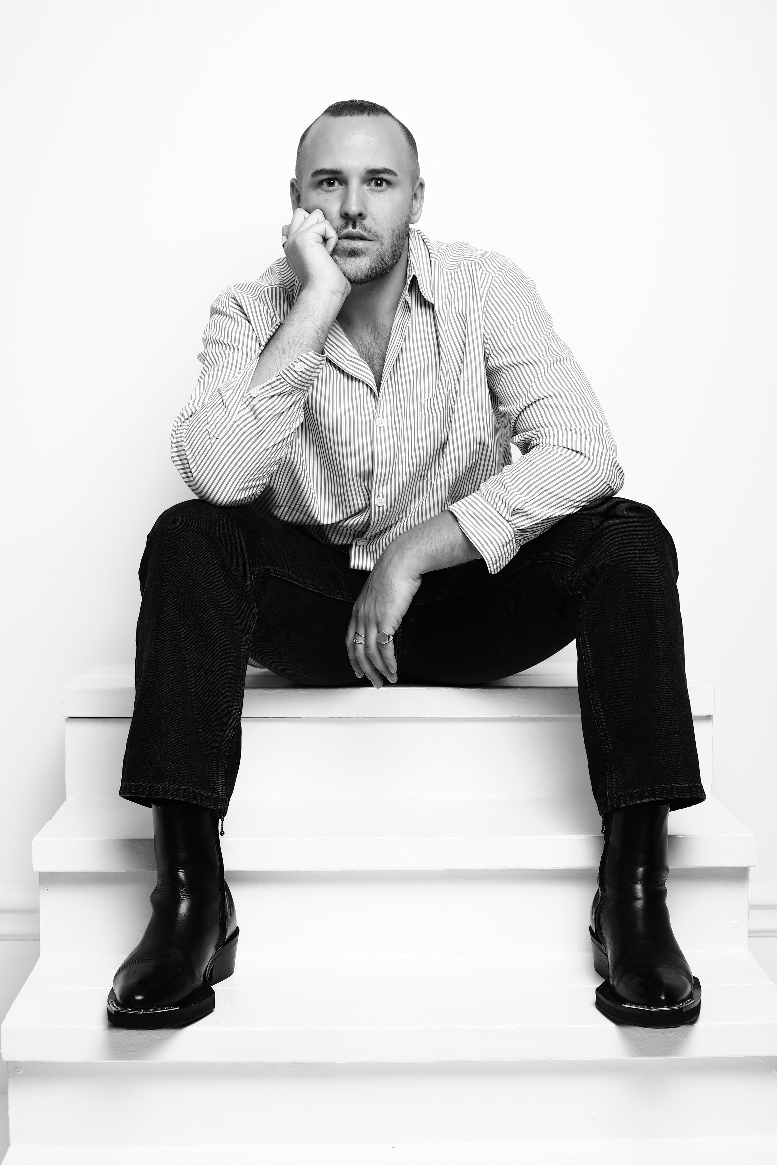 Sittande Robin Kvarnström