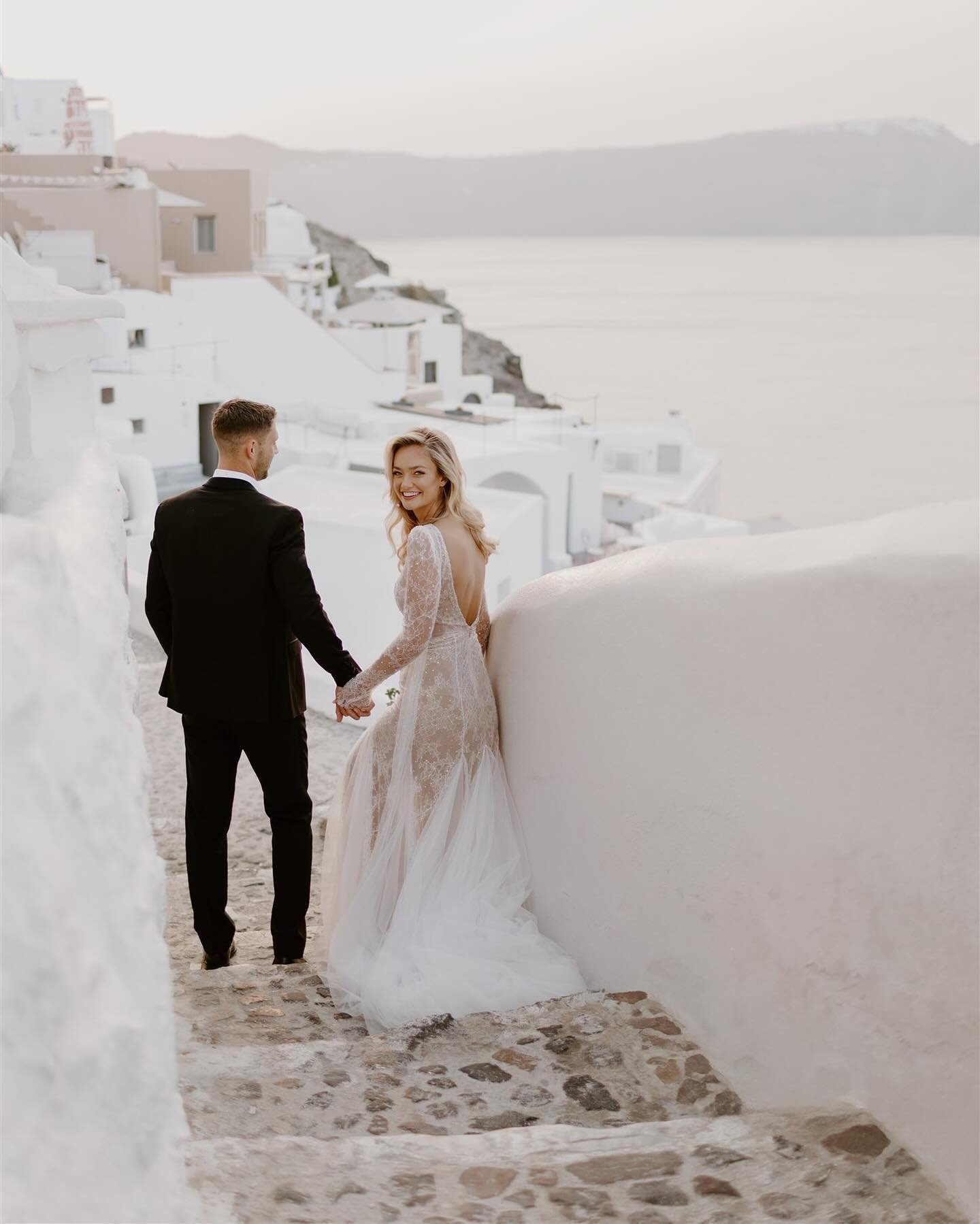Sunrise moments 🤍

A sunrise session in Santorini is a must. It allows you to experience the city calmly, without the usual crowds, making it perfect for taking photos with minimal disturbances, but most importantly, you can enjoy the sunrise togeth