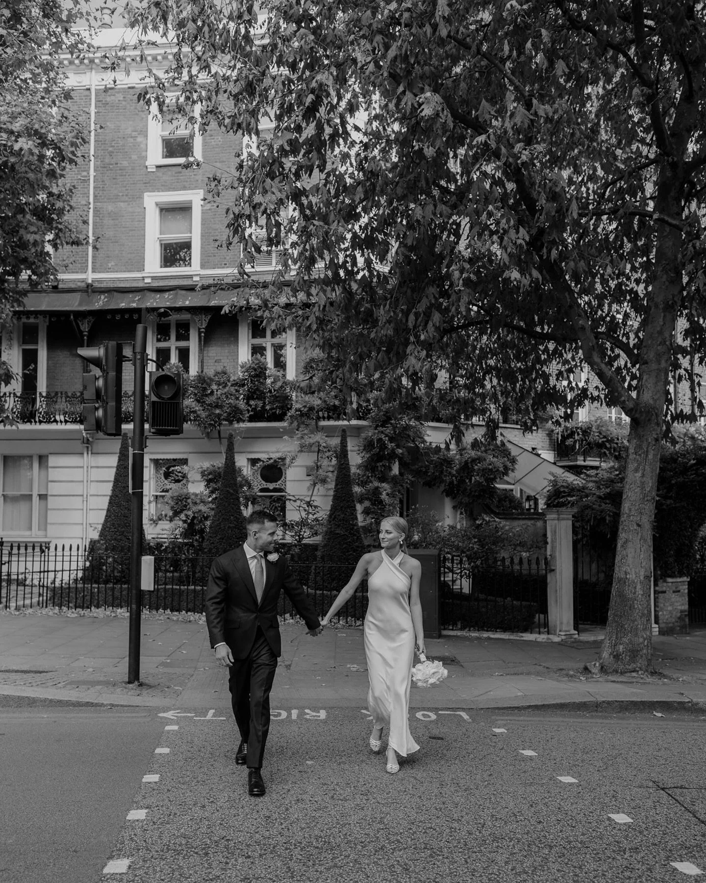 micro weddings are everything! 

Here&rsquo;s a glimpse into Millie and Tom&rsquo;s beautiful Chelsea Town Hall celebration this September 🤍 

@anitakphotography 
@marrymeinchelsea 
@adammedusasidwell 
@galvanlondon 
@gieveslondon 

#microwedding #l