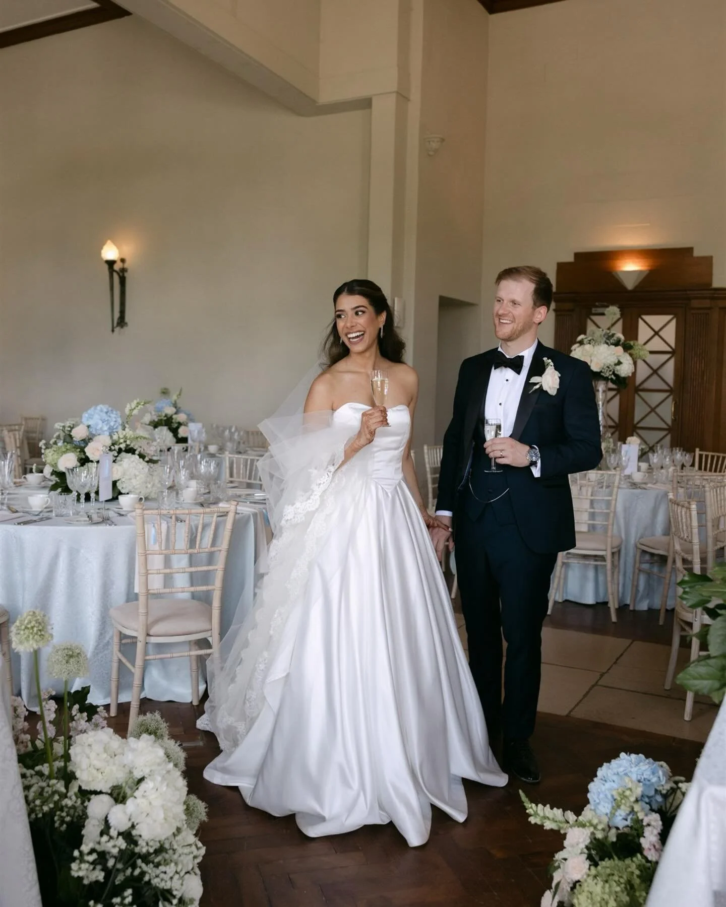 summer love 🤍 this wedding was actually unreal ✨
outdoor ceremony with the prettiest florals, reception drinks full of nonstop laughs, and the most wholesome speeches ever, fully obsessed!

photos taken while assisting the amazing @rosshurleyphoto 
