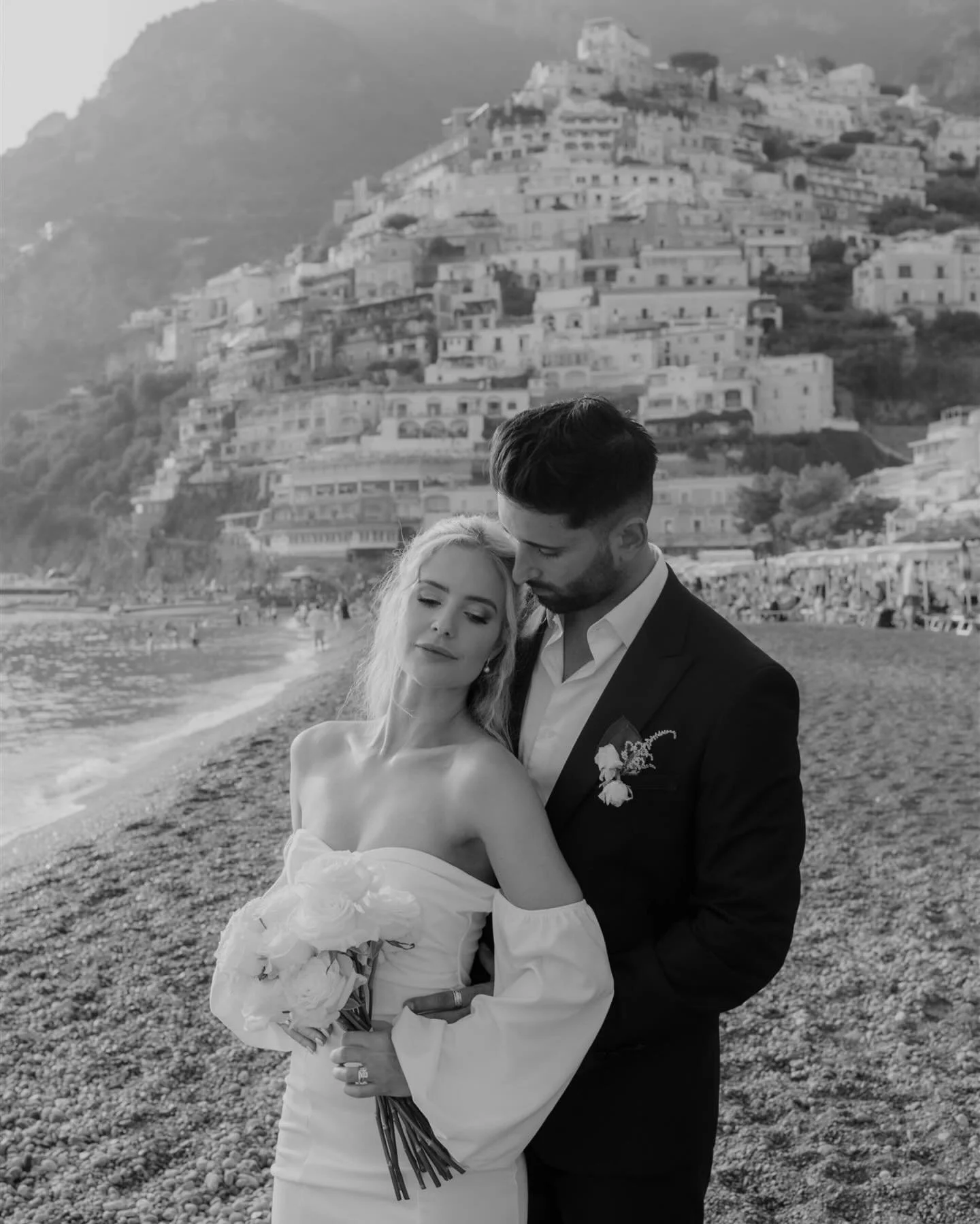 Positano love 🇮🇹

Photographer @anitakphotography 
Make-up @ewairacka_mua 
Suit @fallenherostore 
Flowers @floragardenpositano 
Jewellery @junijewellery 
Couple @jessica_x_yash 

Italy Wedding Photographer &bull; Lake Como Wedding Photographer &bul