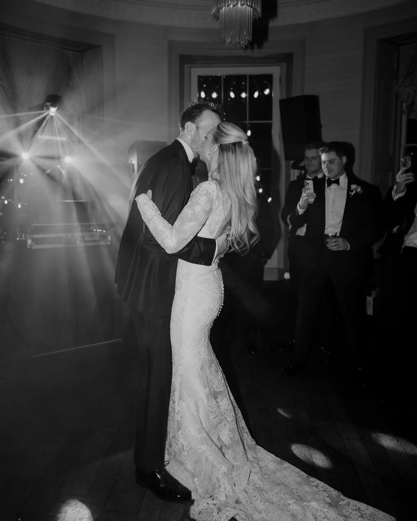 Wedding party goals ✨

As a wedding photographer, here&rsquo;s something I see at almost every wedding:

A packed dancefloor isn&rsquo;t just about an amazing DJ or band, it&rsquo;s about the couple.

When you stay on the dancefloor&hellip;
When you 