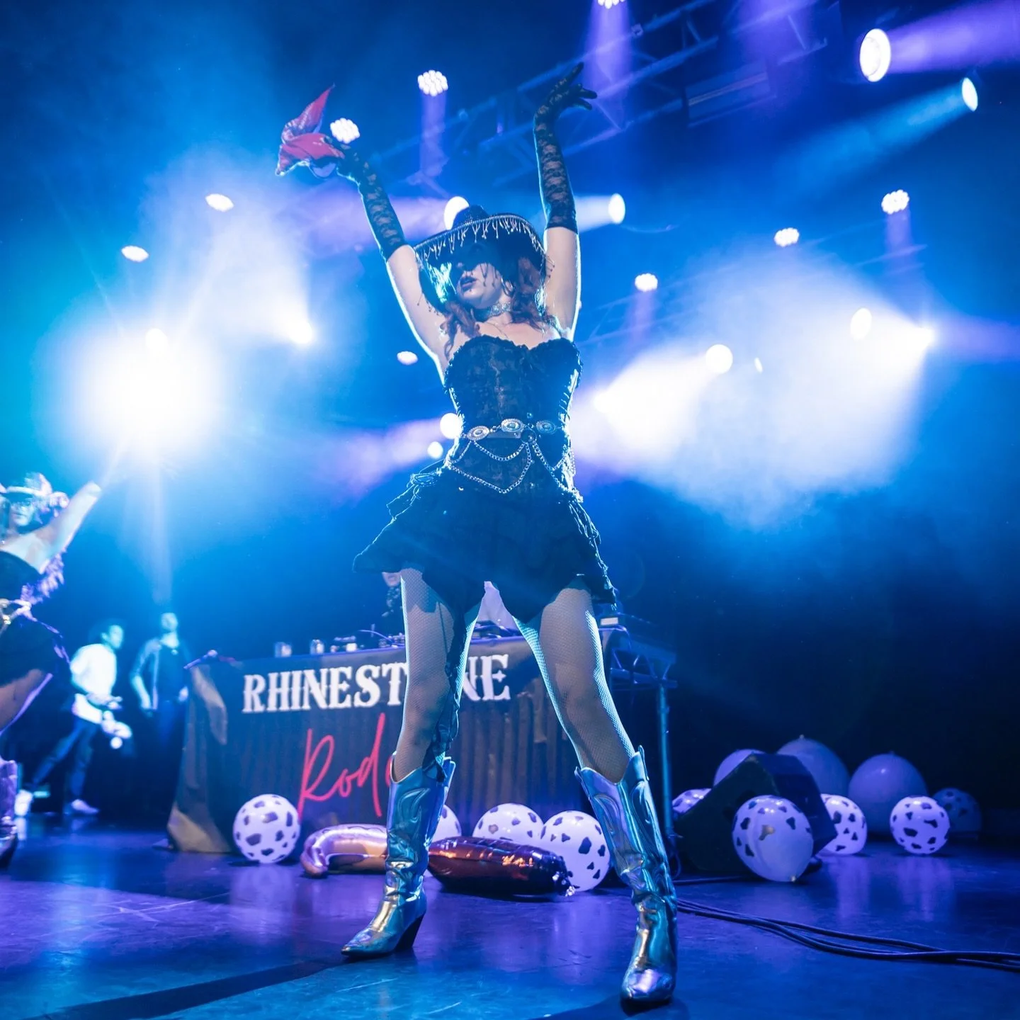 Did someone call for a rhinestone cowgirl? 🪩🌹 

This Texas gal is definitely in her happy place dancing to country music all night ✨ thanks to @rhinestone.rodeo_ for having @thecountryroses.uk at your London party! 🇬🇧