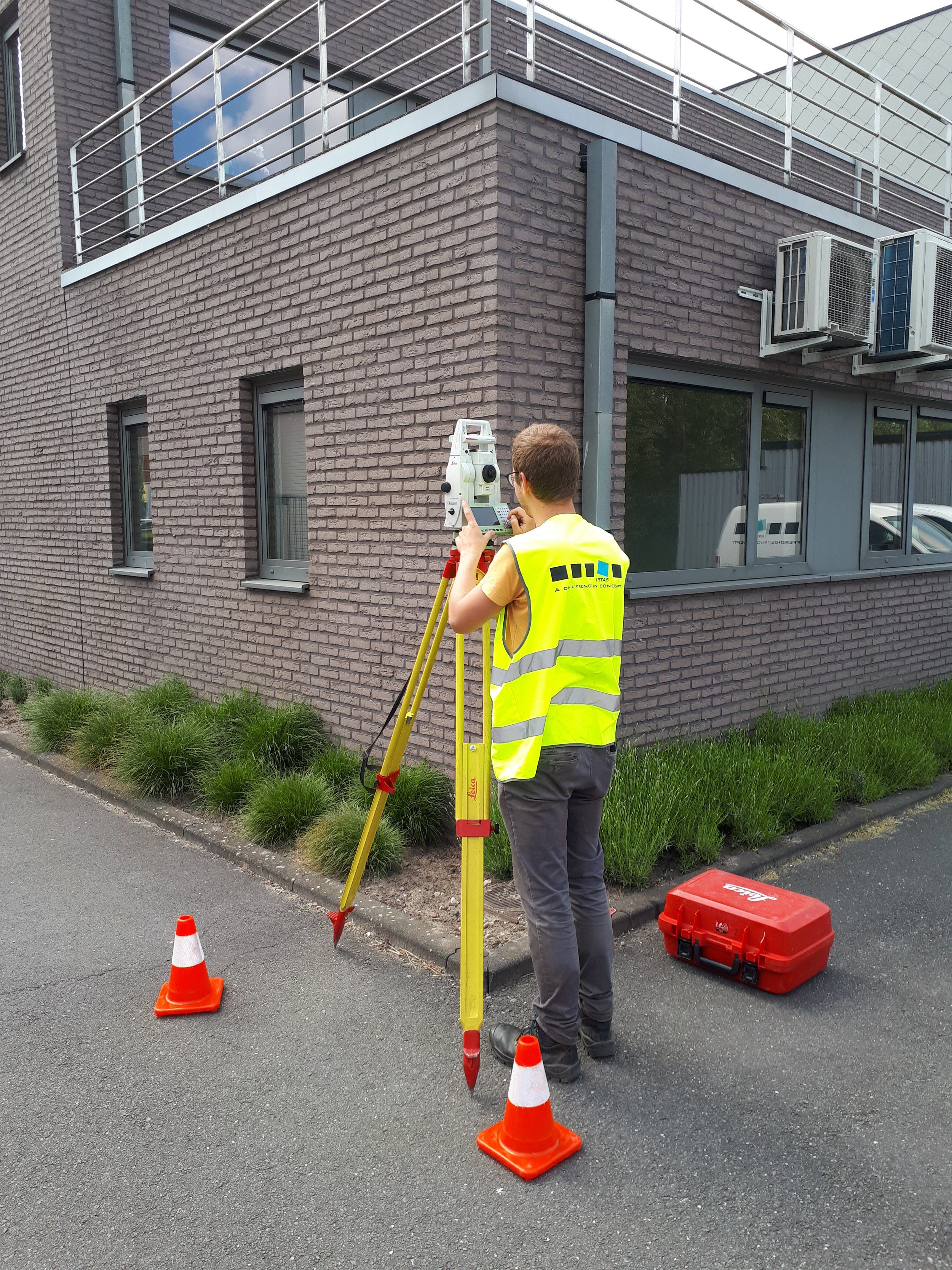 Landmeter Irtas in actie