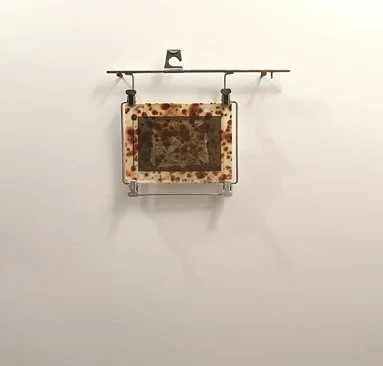 Untitled (Red Rust, negative 20.17, Hong Kong, 1982), Series 01.02, 2025.
10 x 13.4 x 4 cm.
Darkroom film negative developing frame, 425 g/m2 Saunders Waterford paper, Archival giclee print, Iron Oxide and Random materials, Wax, Rusty Nails.