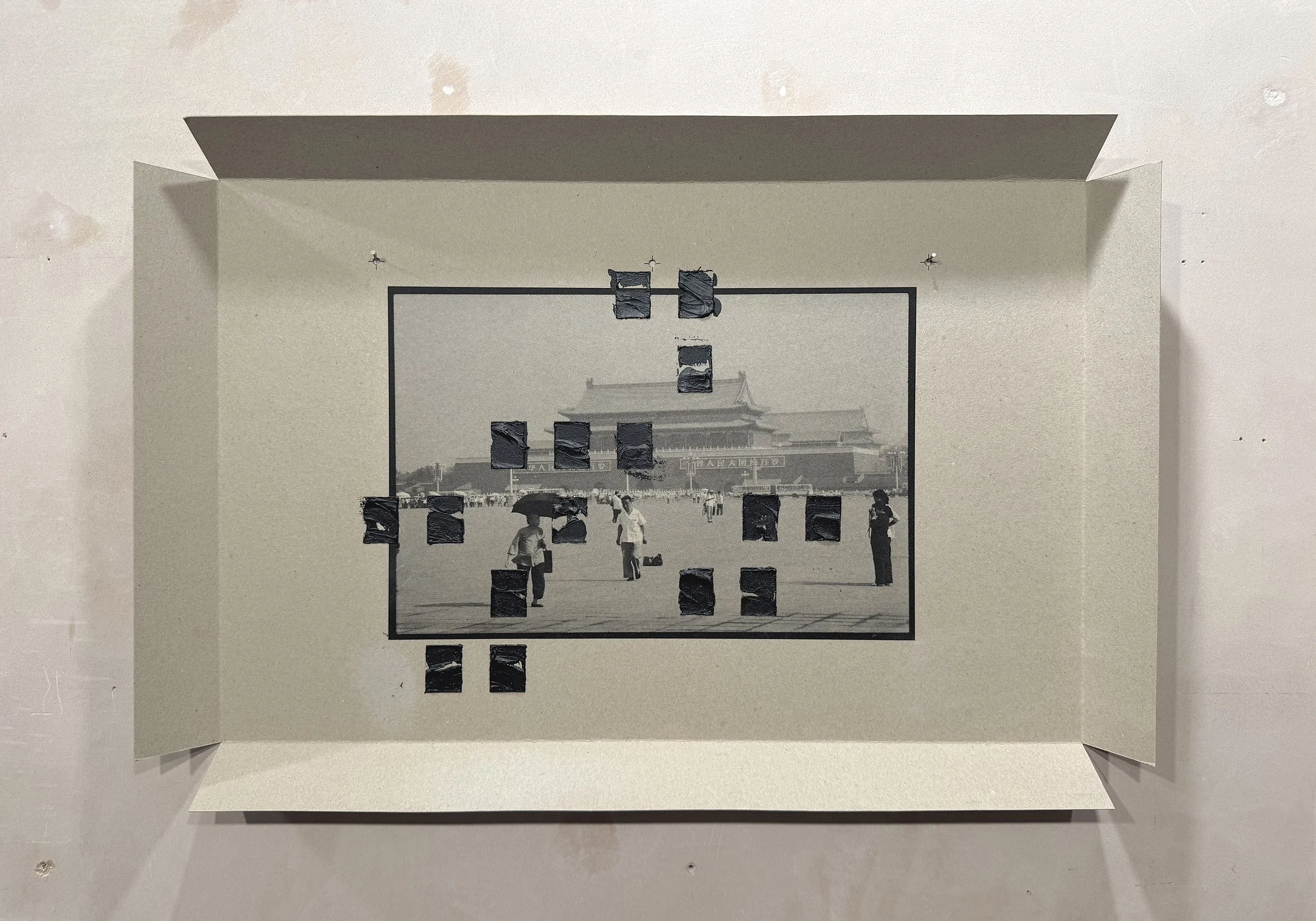Untitled (positive 02A, Woman with umbrella, Tiananmen Square, Beijing, 1982), 2025.
Date: 2025.
Size: 35 x 54 x 5 cm.
Material: Digital Giclee print, Archival greyboard, Acrylic paint.
