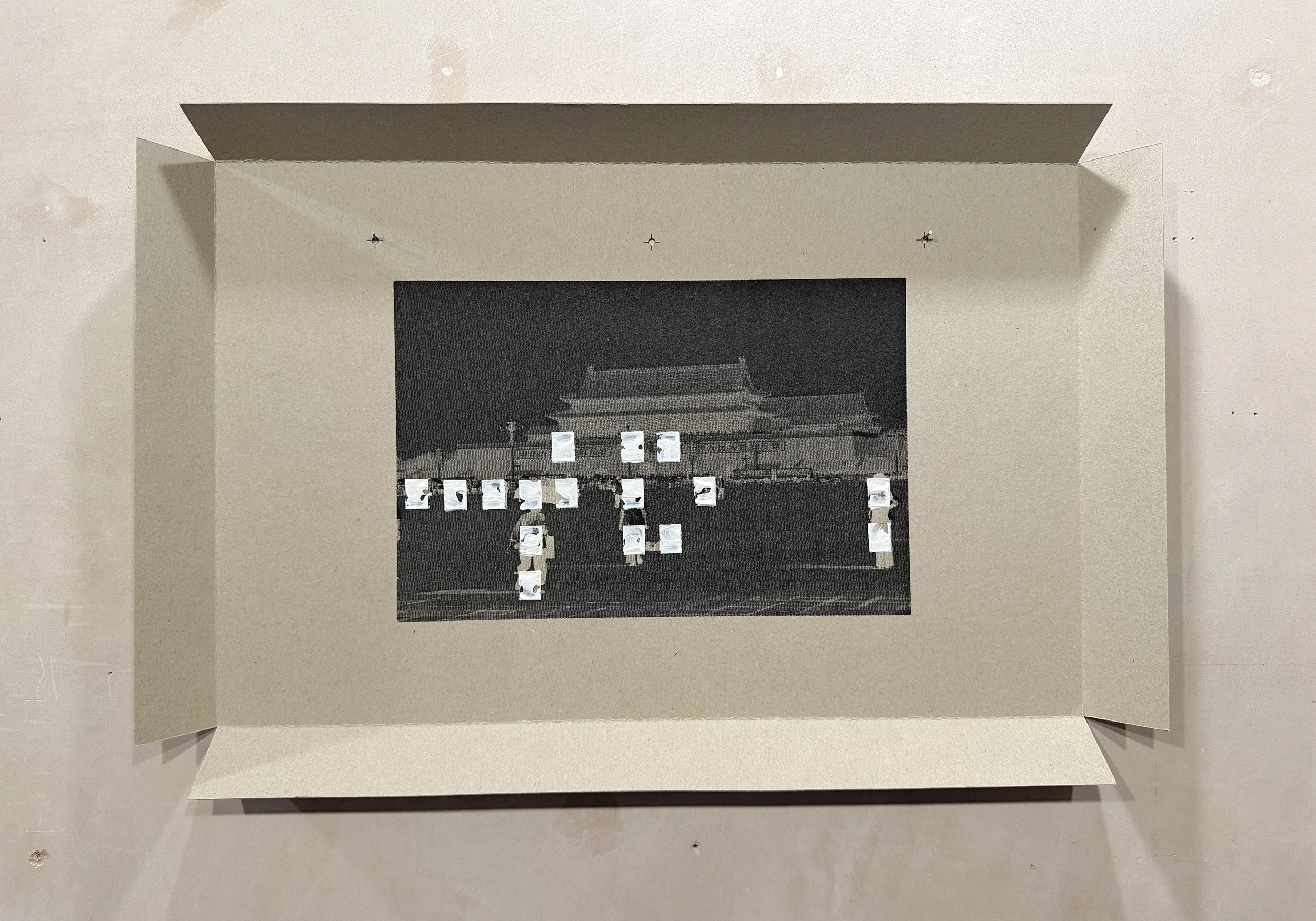 Untitled (negative 02A, Woman with umbrella, Tiananmen Square, Beijing, 1982), 2025.
Date: 2025.
Size: 35 x 54 x 5 cm.
Material: Digital Giclee print, Archival greyboard, Acrylic paint.