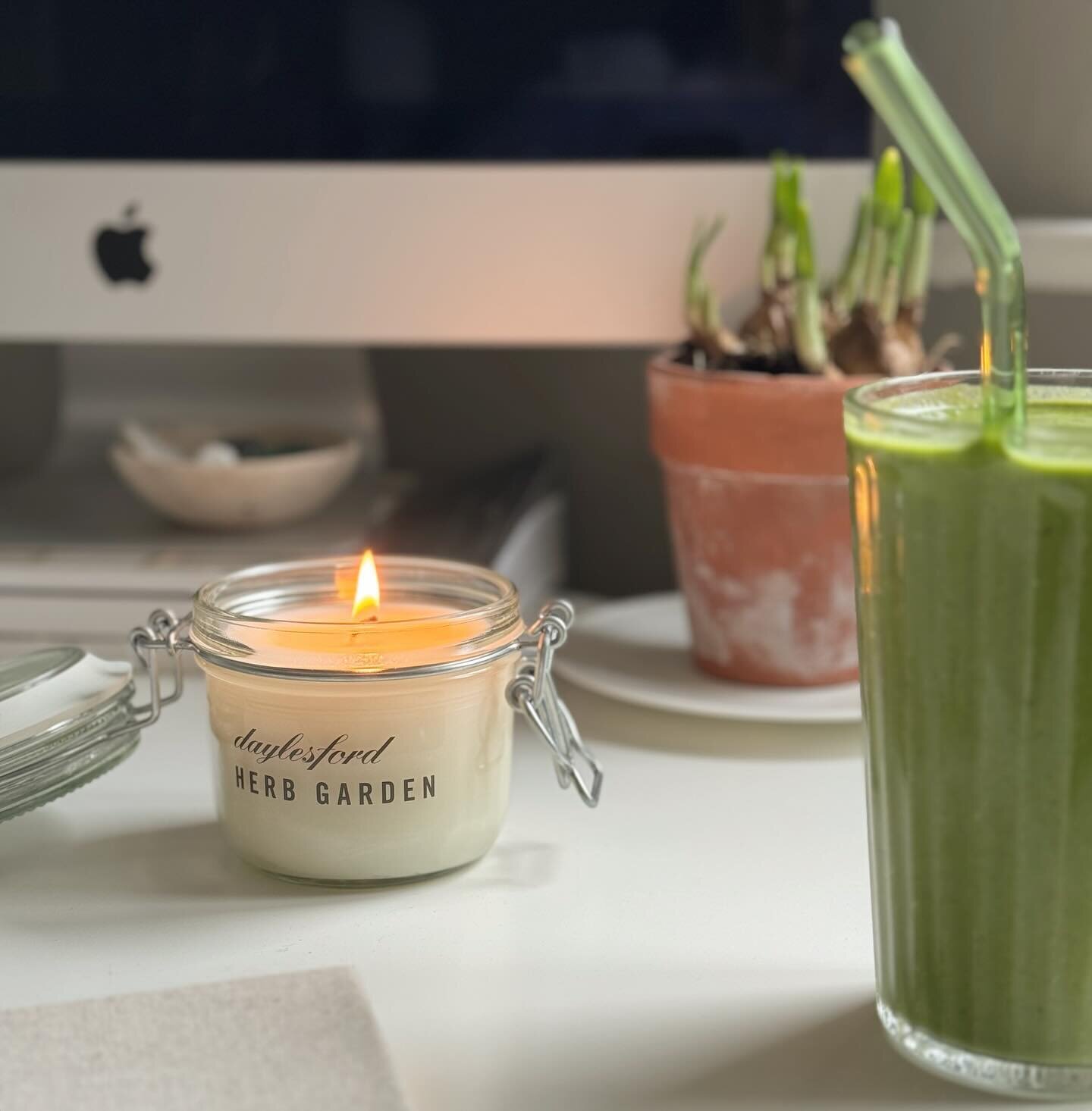 A cosy desk, green smoothie and working away on the most beautiful website for @lyndaathey 😍
