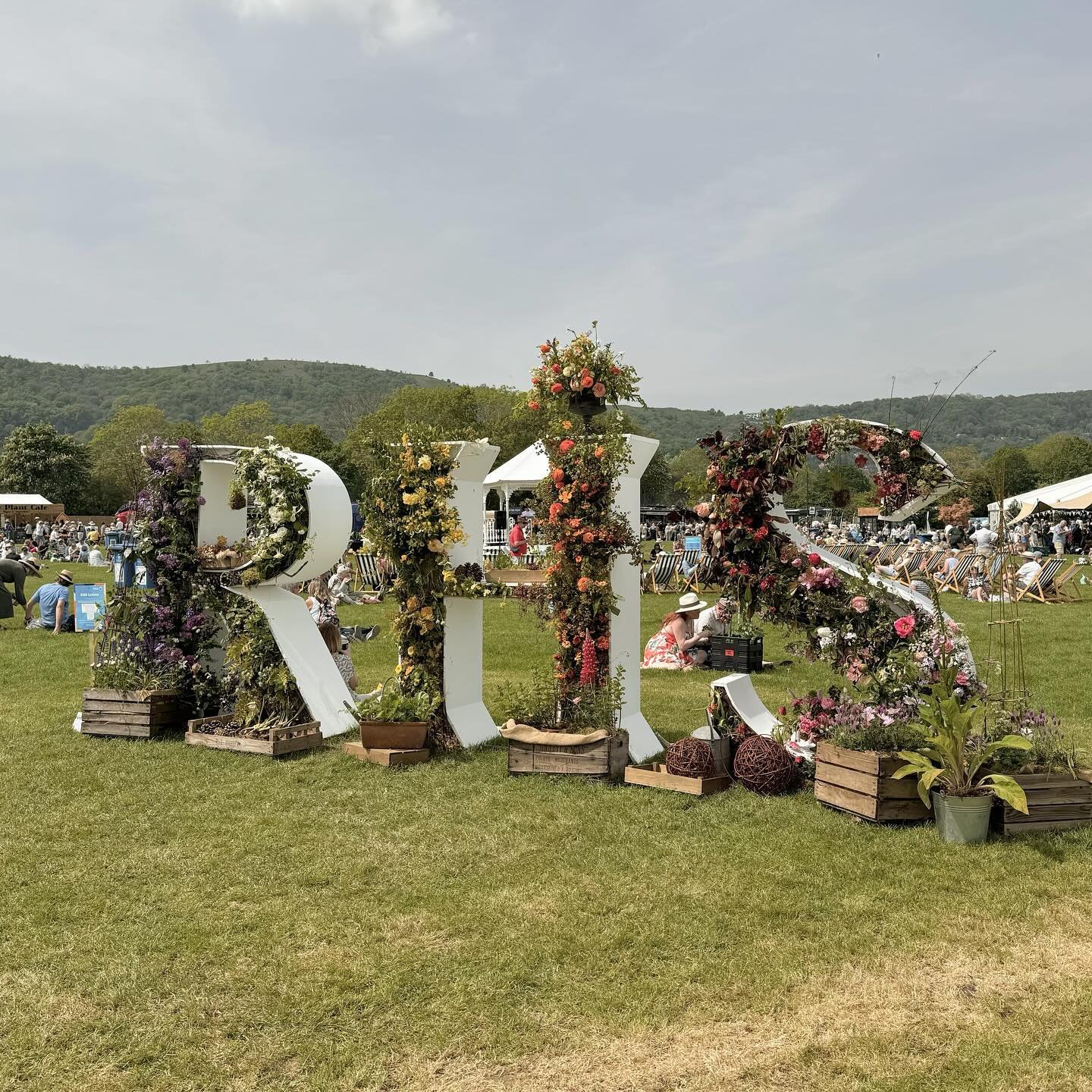 A wonderful visit to @the_rhs Malvern Spring Festival, which was so beautiful, especially in this gorgeous sunshine. A big thank you to my lovely clients @brockandmorten for inviting us along, as they were exhibiting in the Country Living Marquee. Th