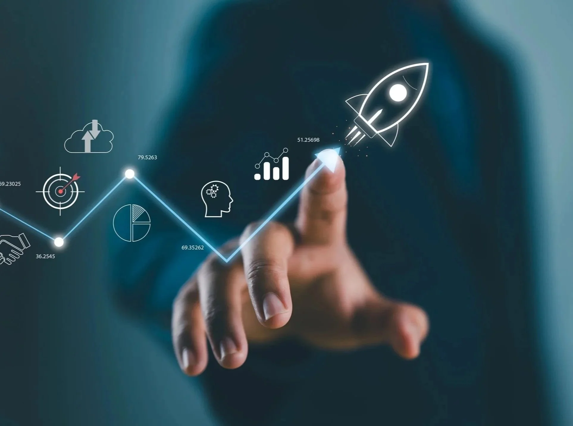 En hand som pekar på en digital grafik av ett raket-ikons, omgiven av ikoner för mål, moln, diagram, och hjärna, som alla representerar tillväxt och teknologiska framsteg.