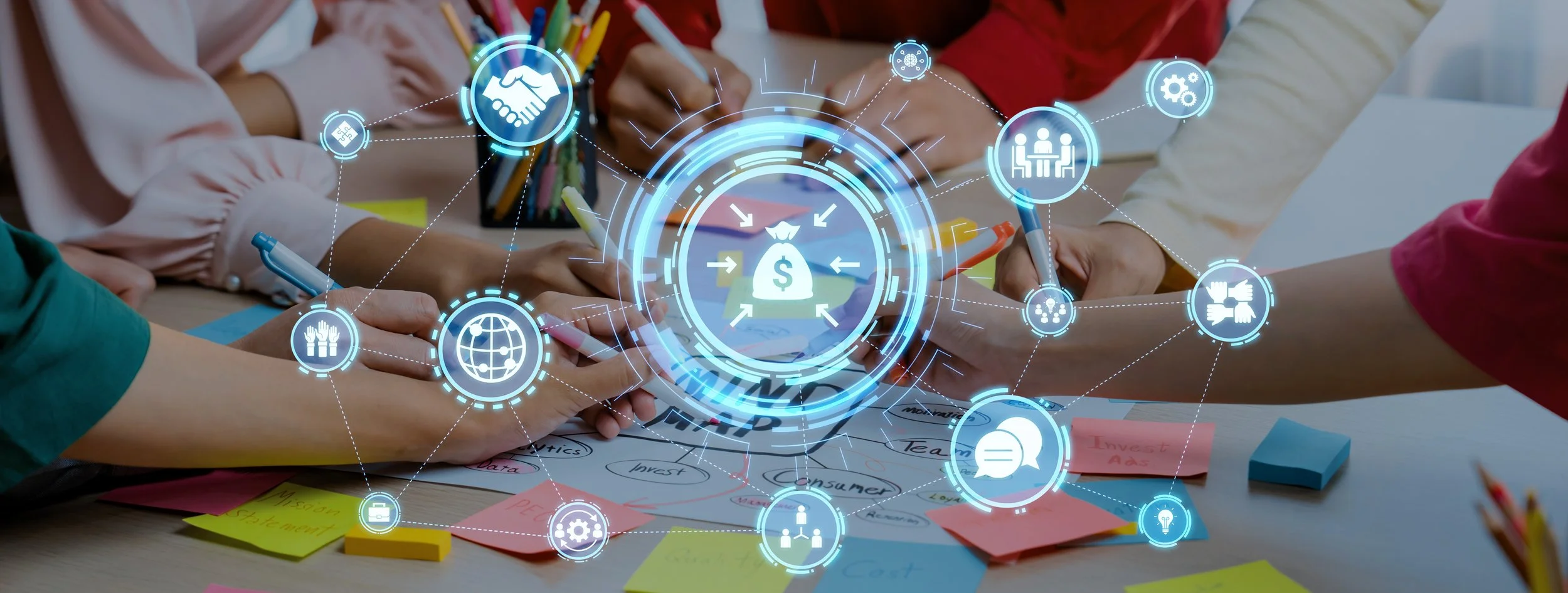 En grupp personer som arbetar tillsammans vid ett bord, omgivet av digitala ikoner relaterade till ekonomi och samarbete, inklusive ett pengasäckssymbol i mitten.